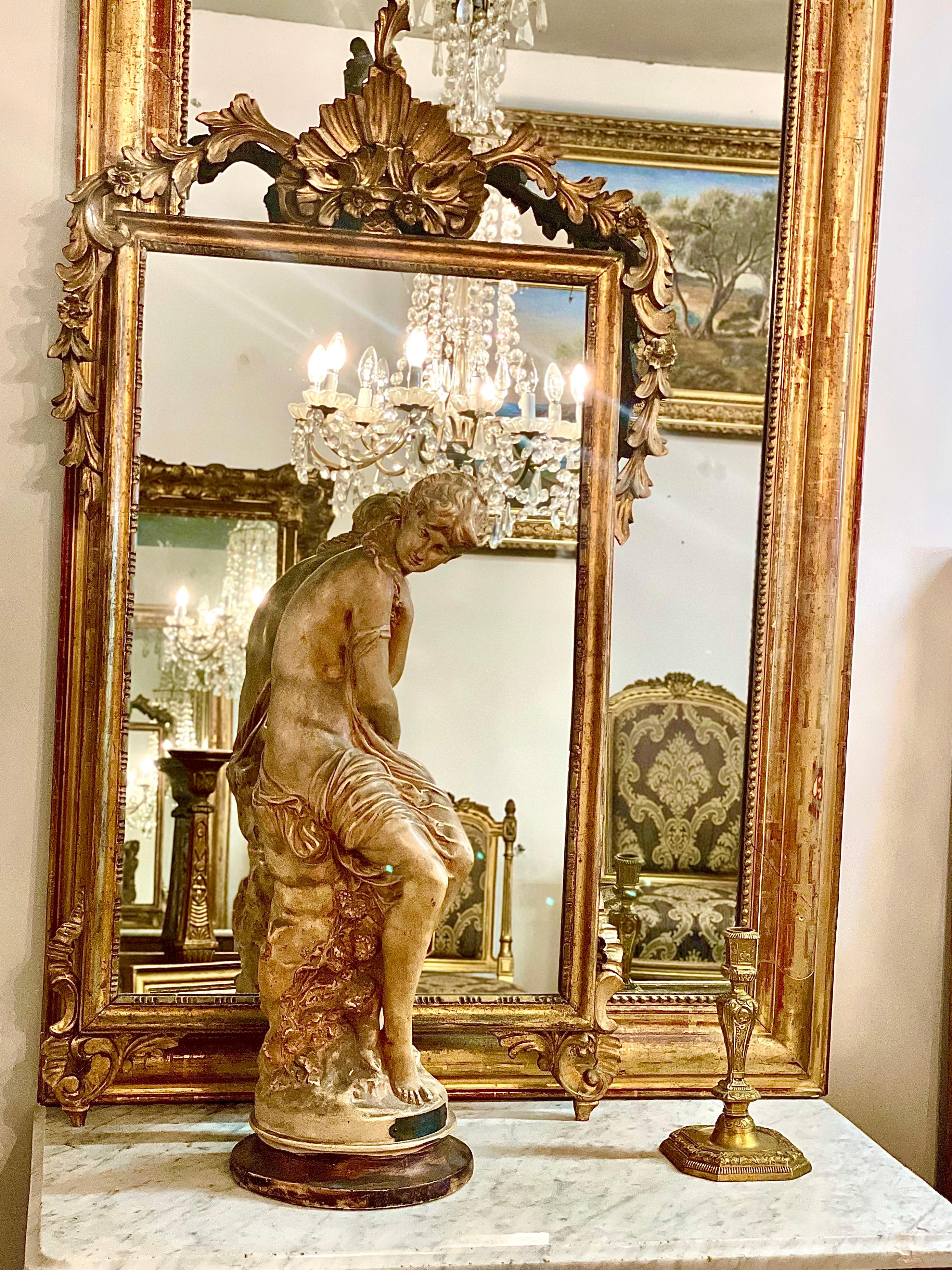 Miroir de cheminée en bois doré du 19e siècle avec cimier orné en vente 1
