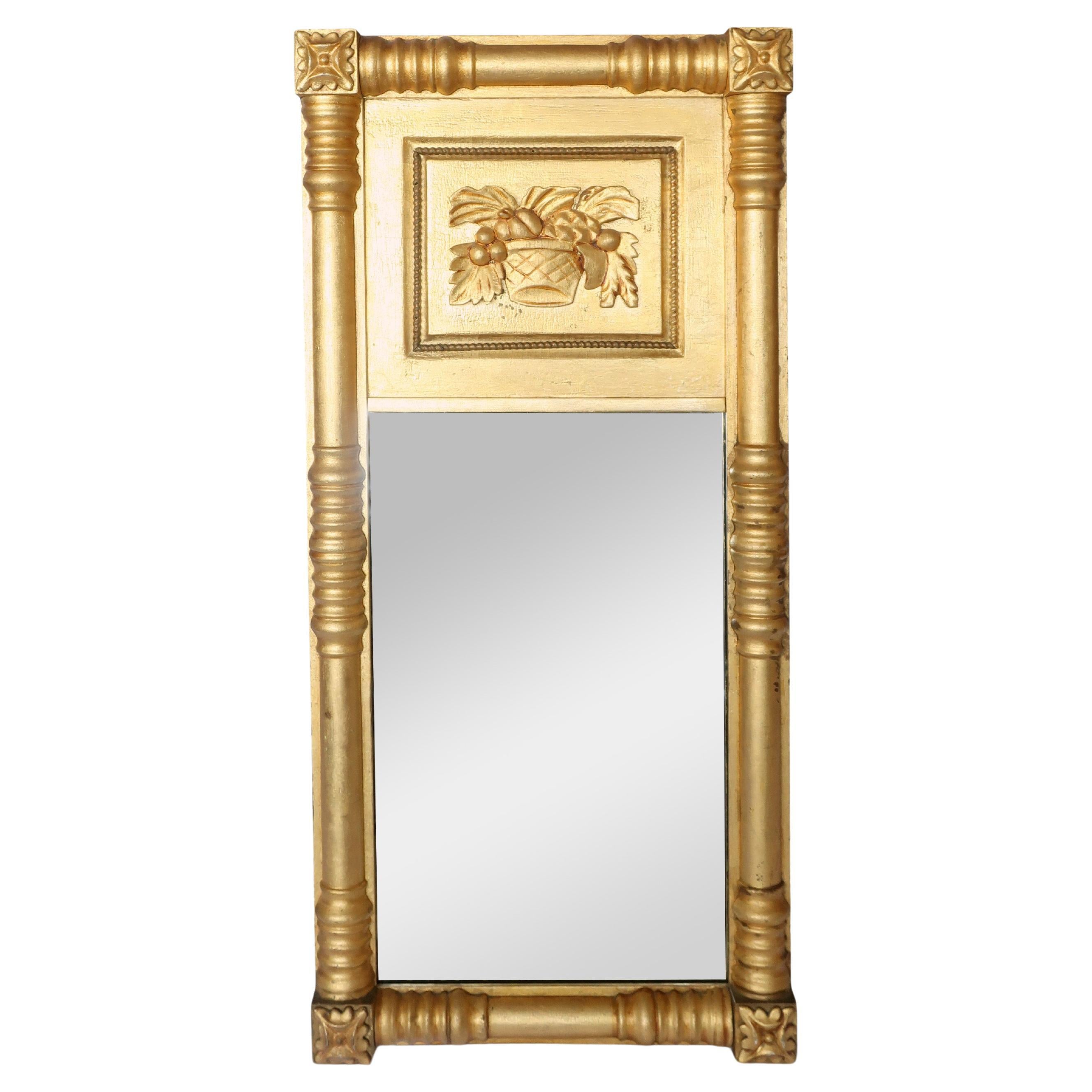 Miroir en bois doré du 19ème siècle avec coins en rosette et panneau à fruits en vente