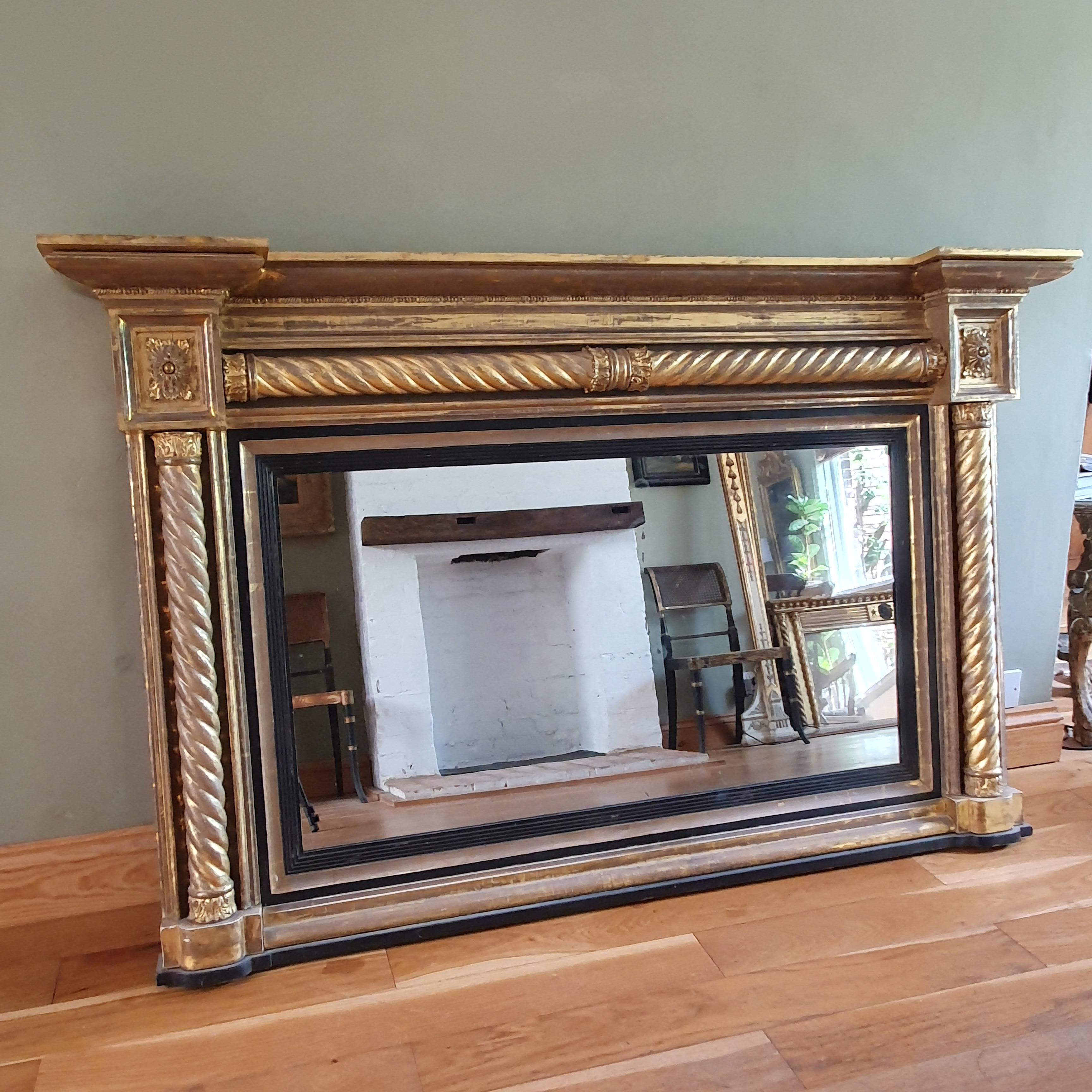 Specchio da tavolo in legno dorato del XIX secolo, circa 1835, periodo William IV. Cornice di grandi proporzioni con tre colonne a torsione d'orzo con un disegno dettagliato di fogliame ai bordi superiori. Lo specchio contiene la lastra originale in