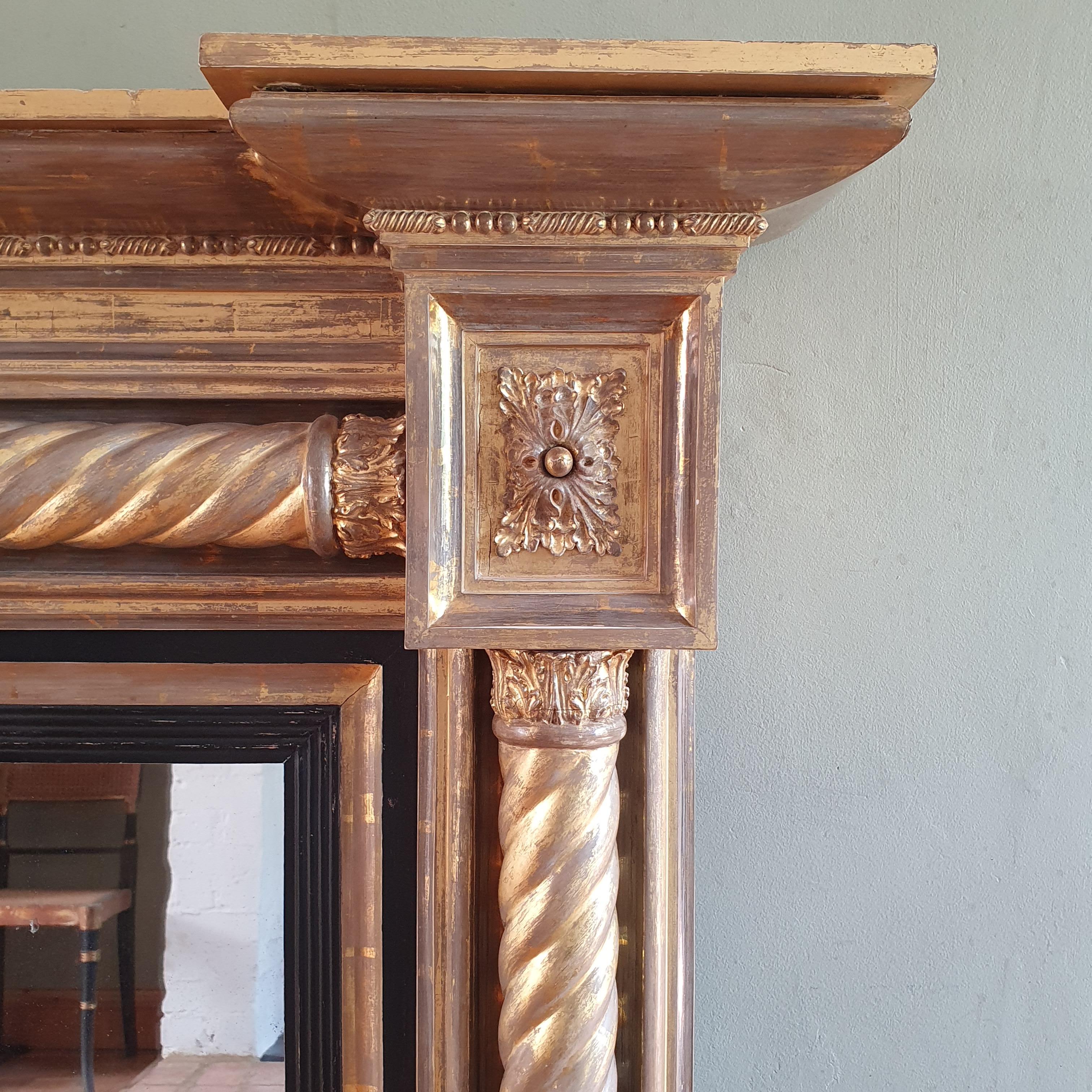 Britannico Specchio da soffitto in legno dorato del XIX secolo in vendita