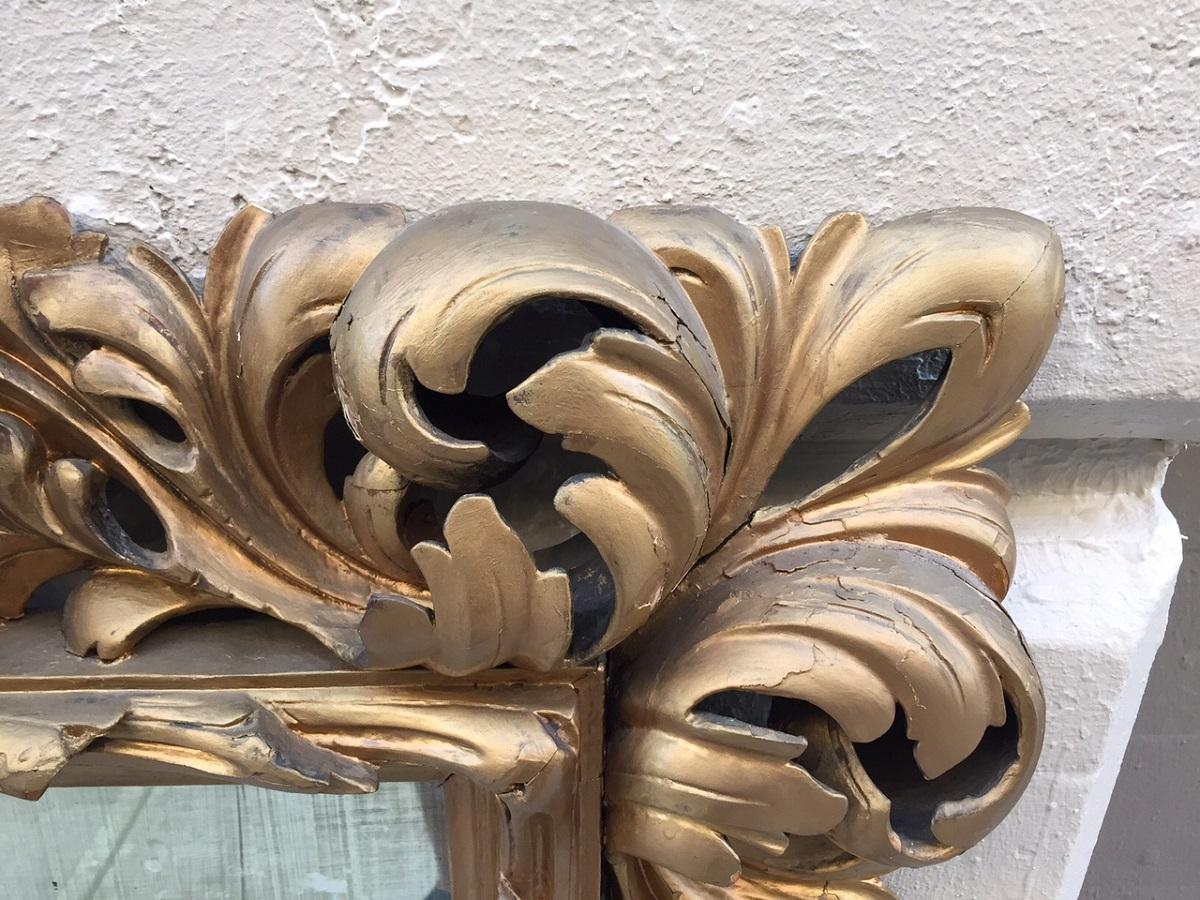 italien Miroir de style rococo en bois doré du XIXe siècle en vente