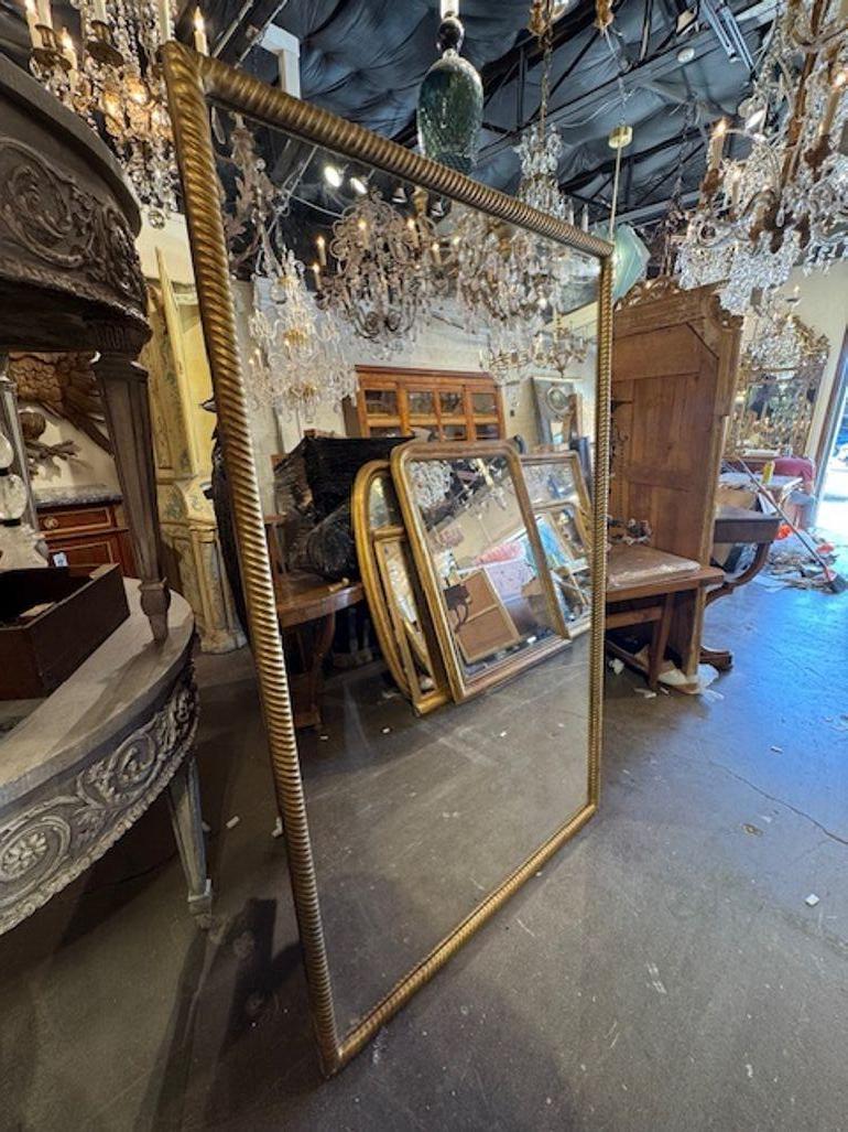 Lo specchio di transizione in legno d'orato del XIX secolo è un pezzo lussuoso ed elegante che incarna lo stile della fine del XIX secolo. Il suo design intricato e i dettagli dorati aggiungono un tocco di raffinatezza a qualsiasi arredamento.