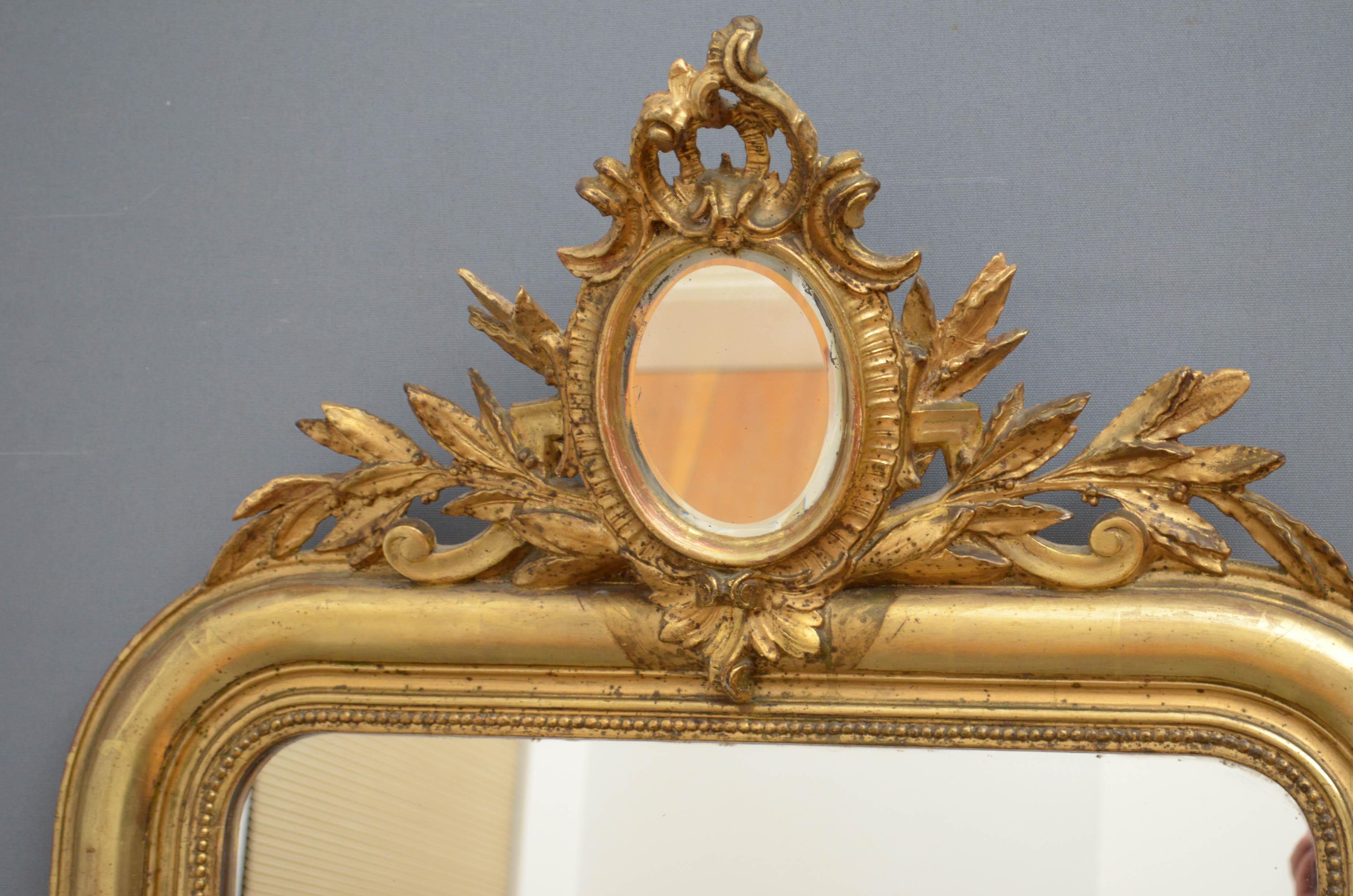 Français Miroir mural en bois doré du 19e siècle en vente