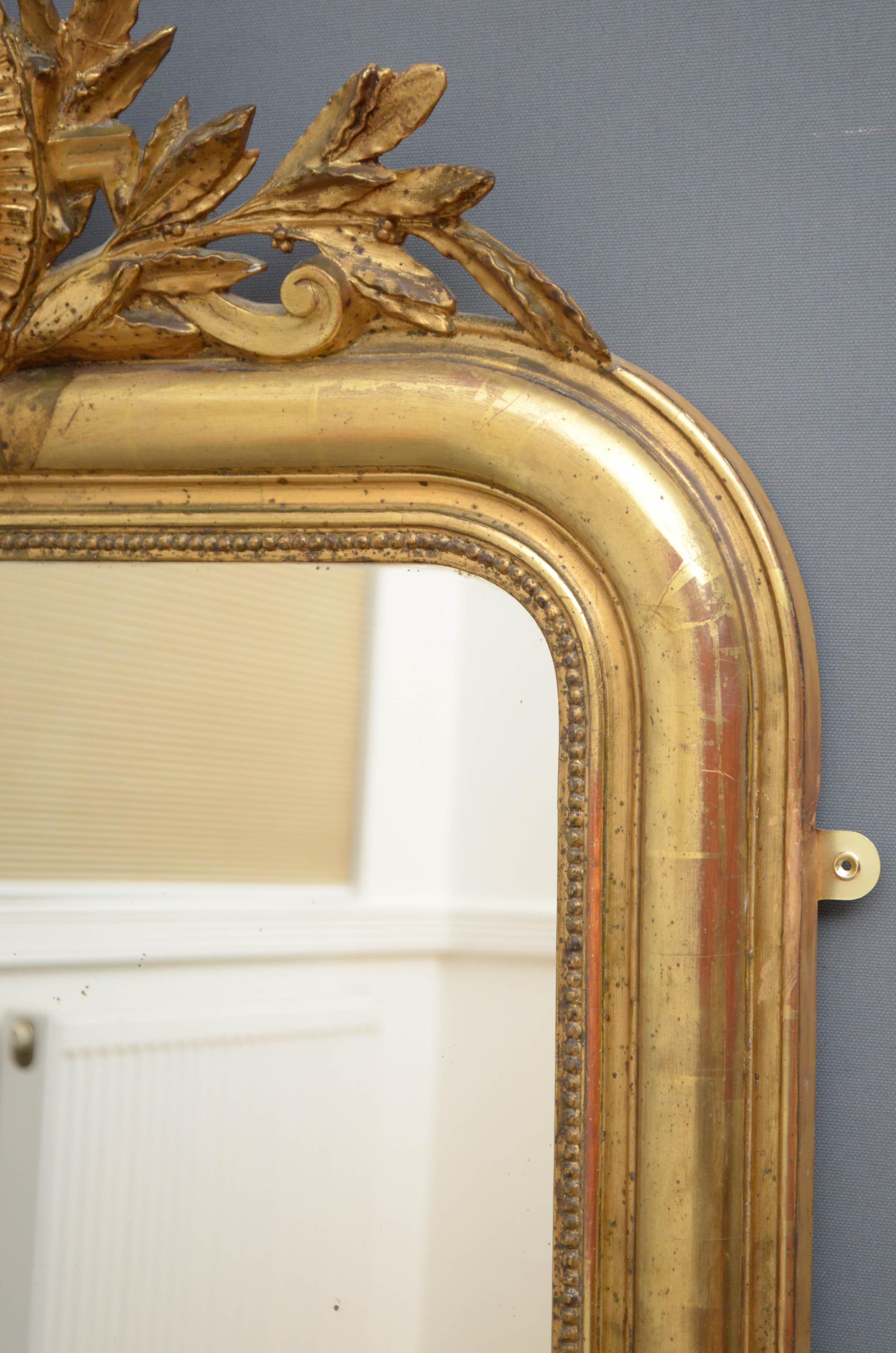 Milieu du XIXe siècle Miroir mural en bois doré du 19e siècle en vente
