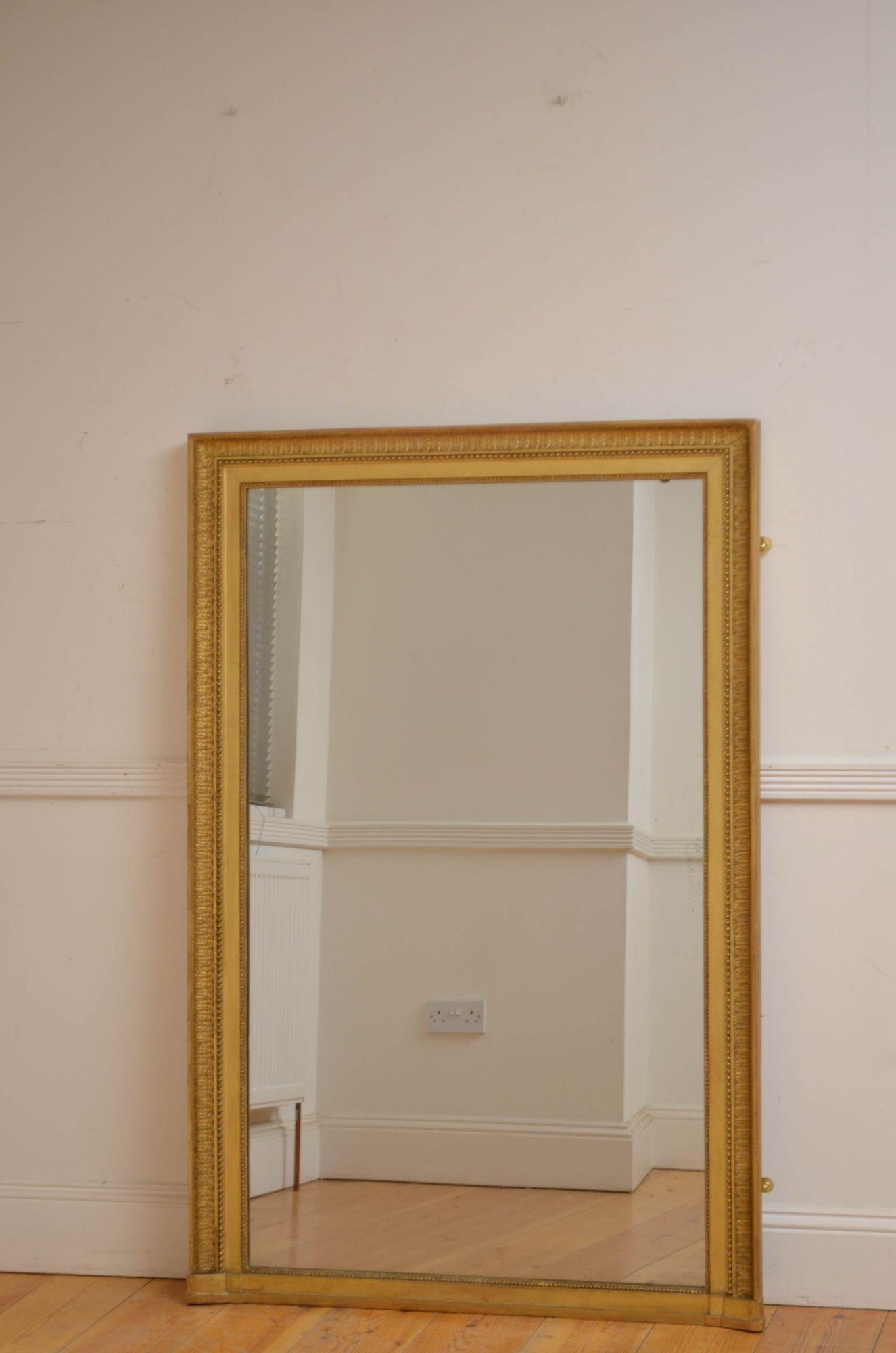 Sn5589 Elegant miroir français ancien, avec verre d'origine présentant de légères imperfections, dans un cadre mouluré, perlé et sculpté de feuilles d'acanthe, avec des coins décoratifs en feuilles de chêne. Ce miroir ancien a conservé son verre