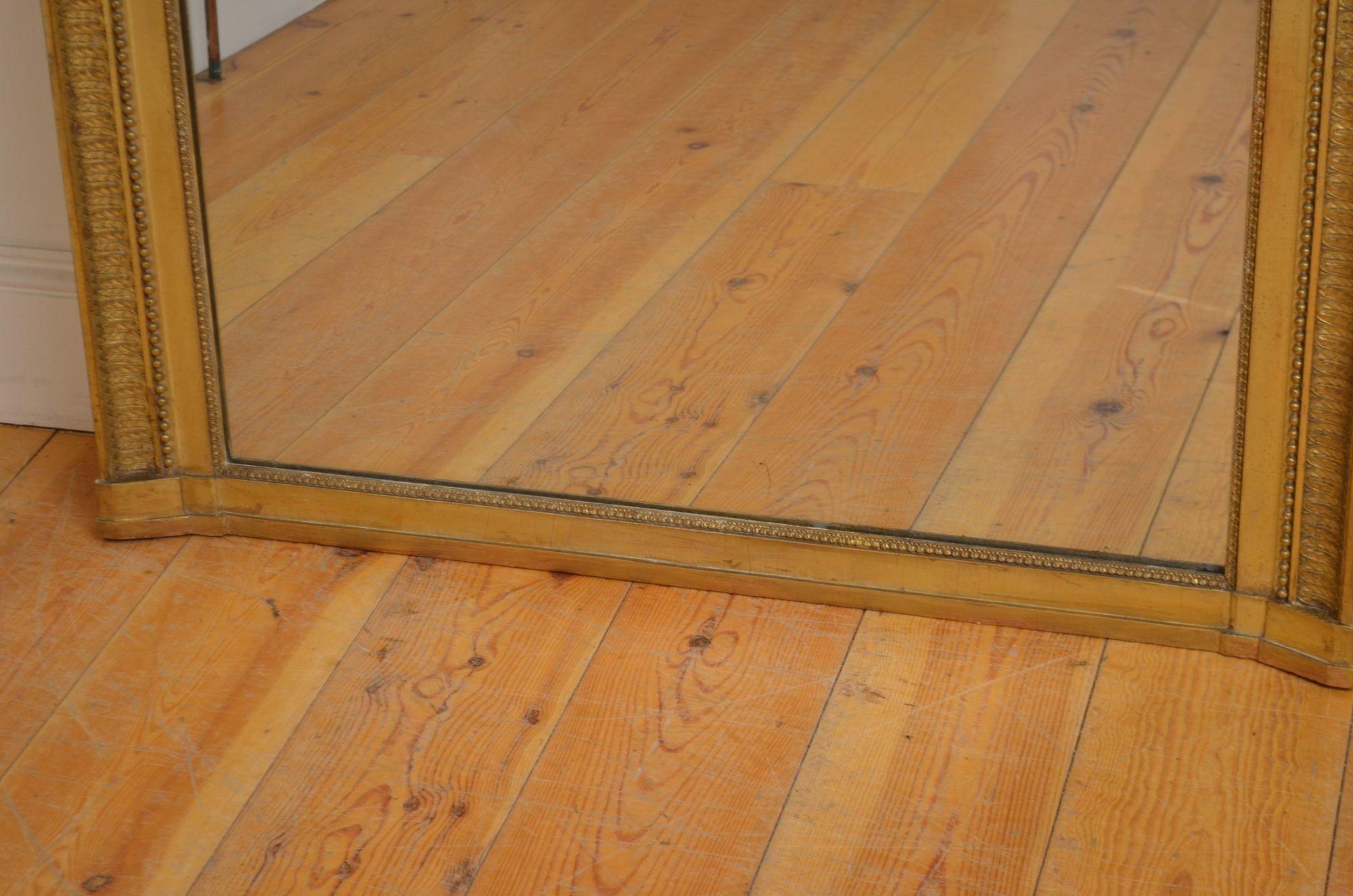 Français Miroir mural en bois doré du 19ème siècle H150cm en vente