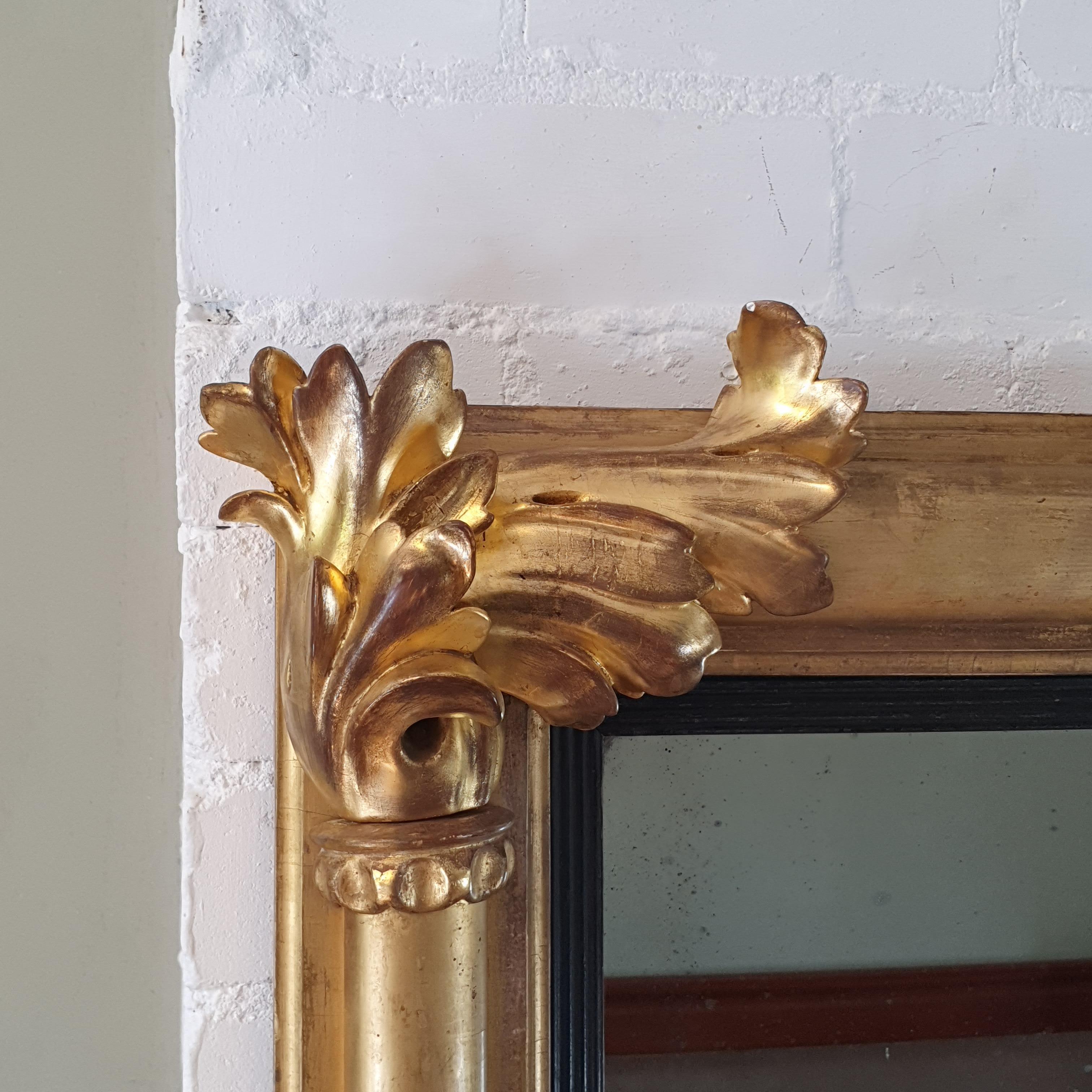 William IV. geschnitzter Landschaftsspiegel aus vergoldetem Holz, die rechteckige Spiegelplatte wird von Säulen umgeben, die mit Blattschnitzereien verziert sind. Spiegelplatte aus Quecksilbergelatine.