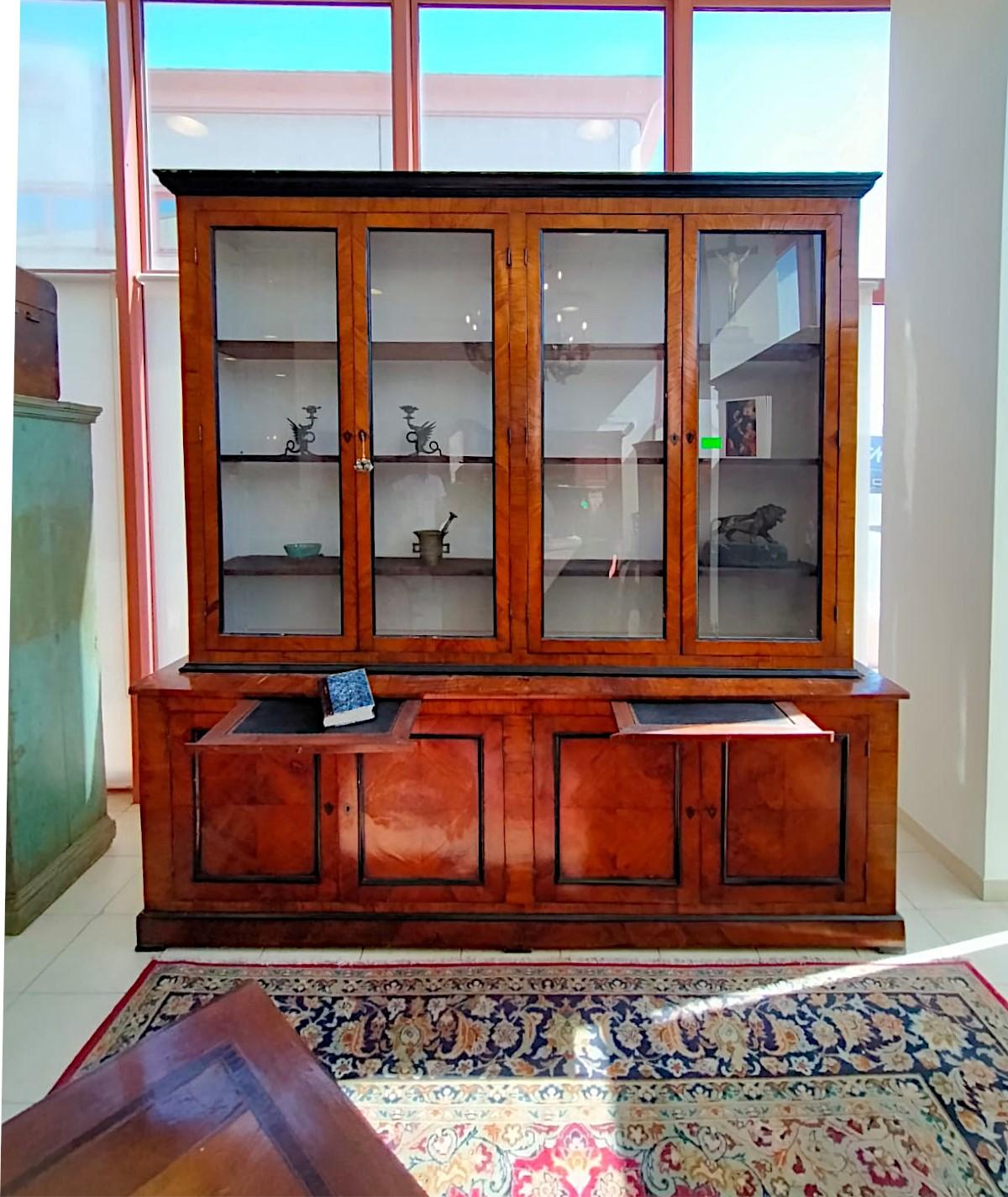 Début du XIXe siècle Bibliothèque en verre du 19e siècle en bois d'olivier et d'ébène en vente
