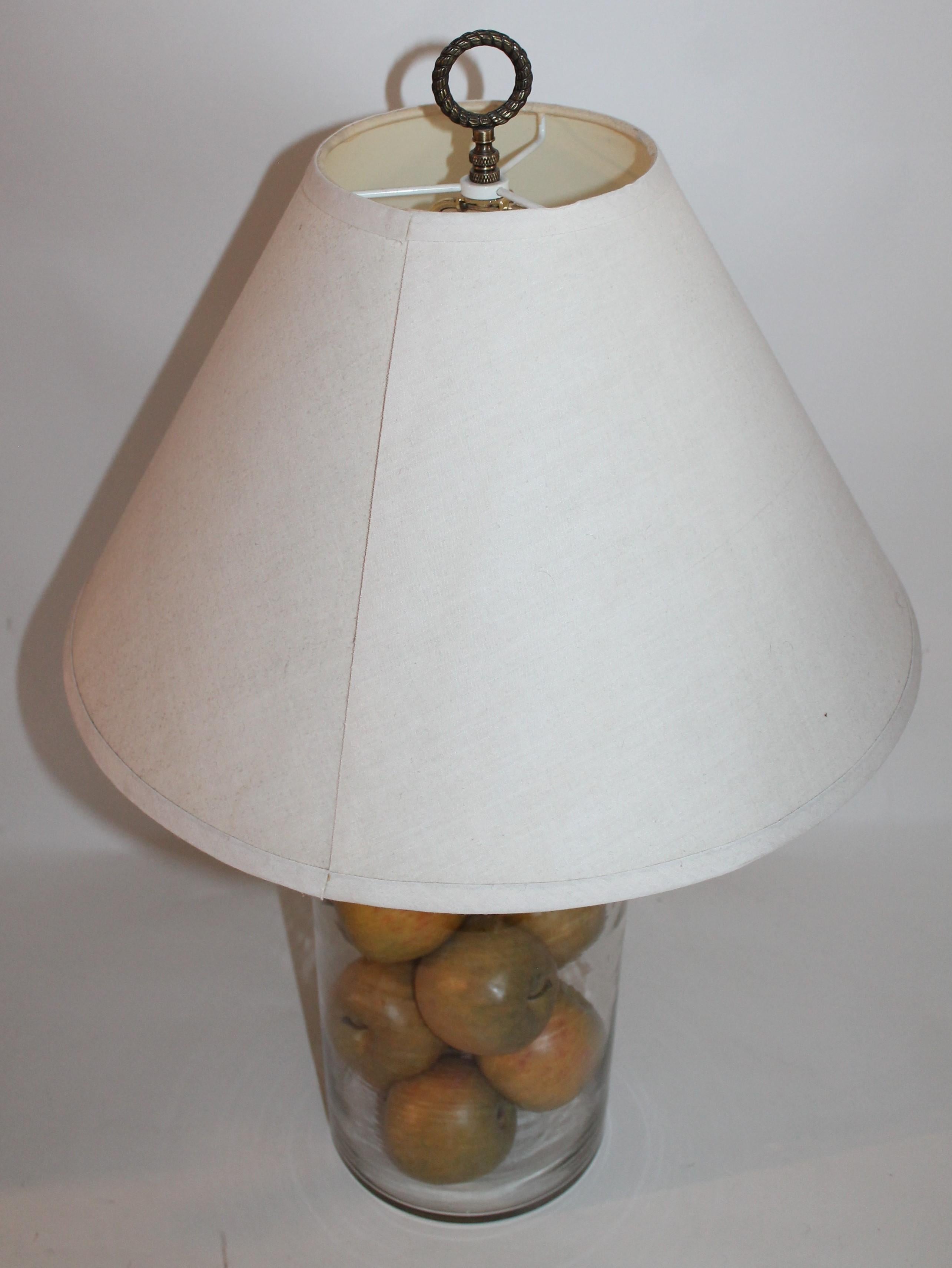 Américain Lampe en forme de jarre en verre soufflé à la main du XIXe siècle avec abat-jour en lin en vente