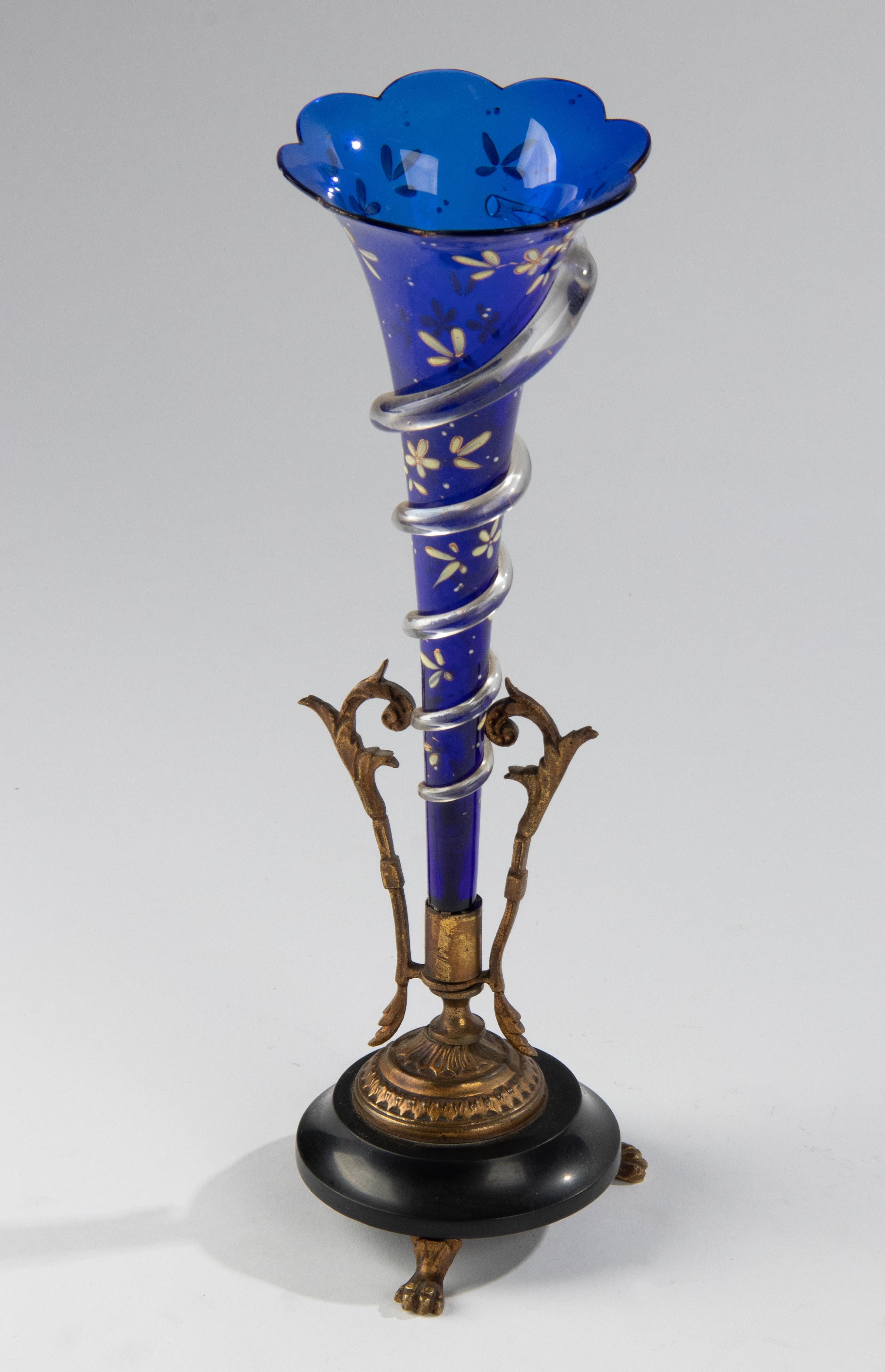 Vase en verre peint du 19ème siècle sur pied en marbre en vente 3