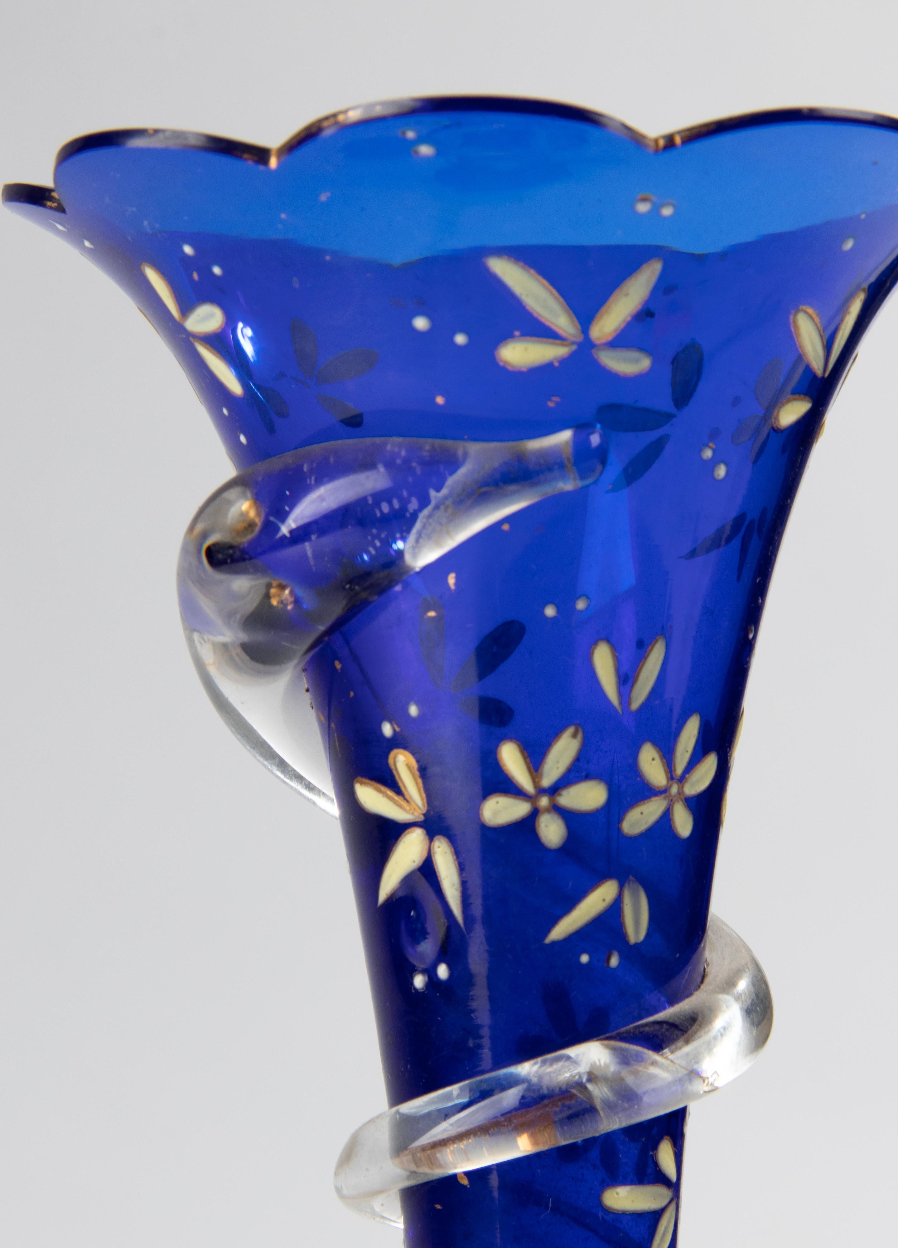 Vase en verre peint du 19ème siècle sur pied en marbre en vente 4