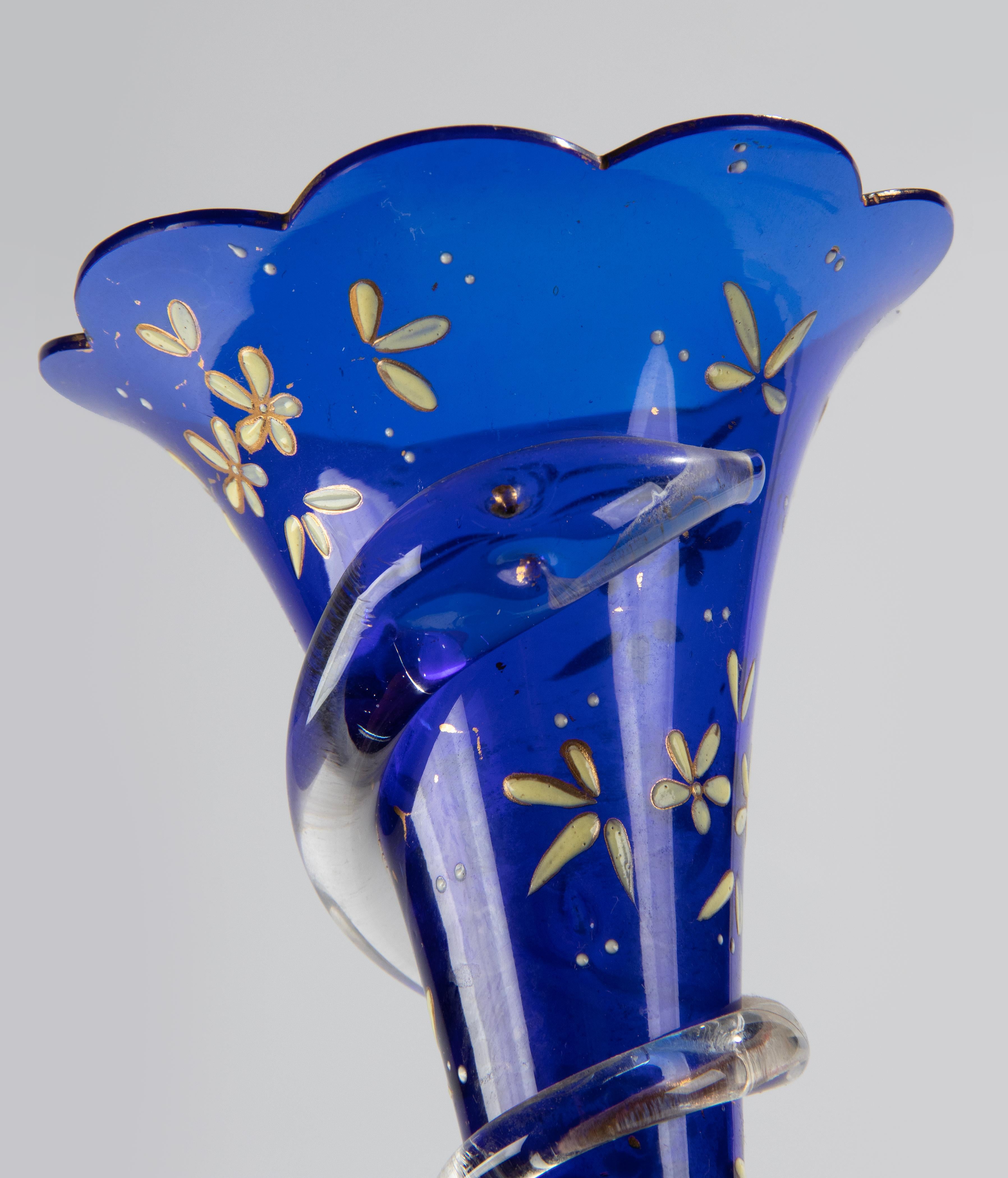 Elegant vase ancien, pas trop grand, datant de la fin du 19e siècle, vraisemblablement français. Ce vase est le fruit d'une collaboration entre différentes techniques. La base est en marbre, avec des ornements en bronze. Le calice est en verre,