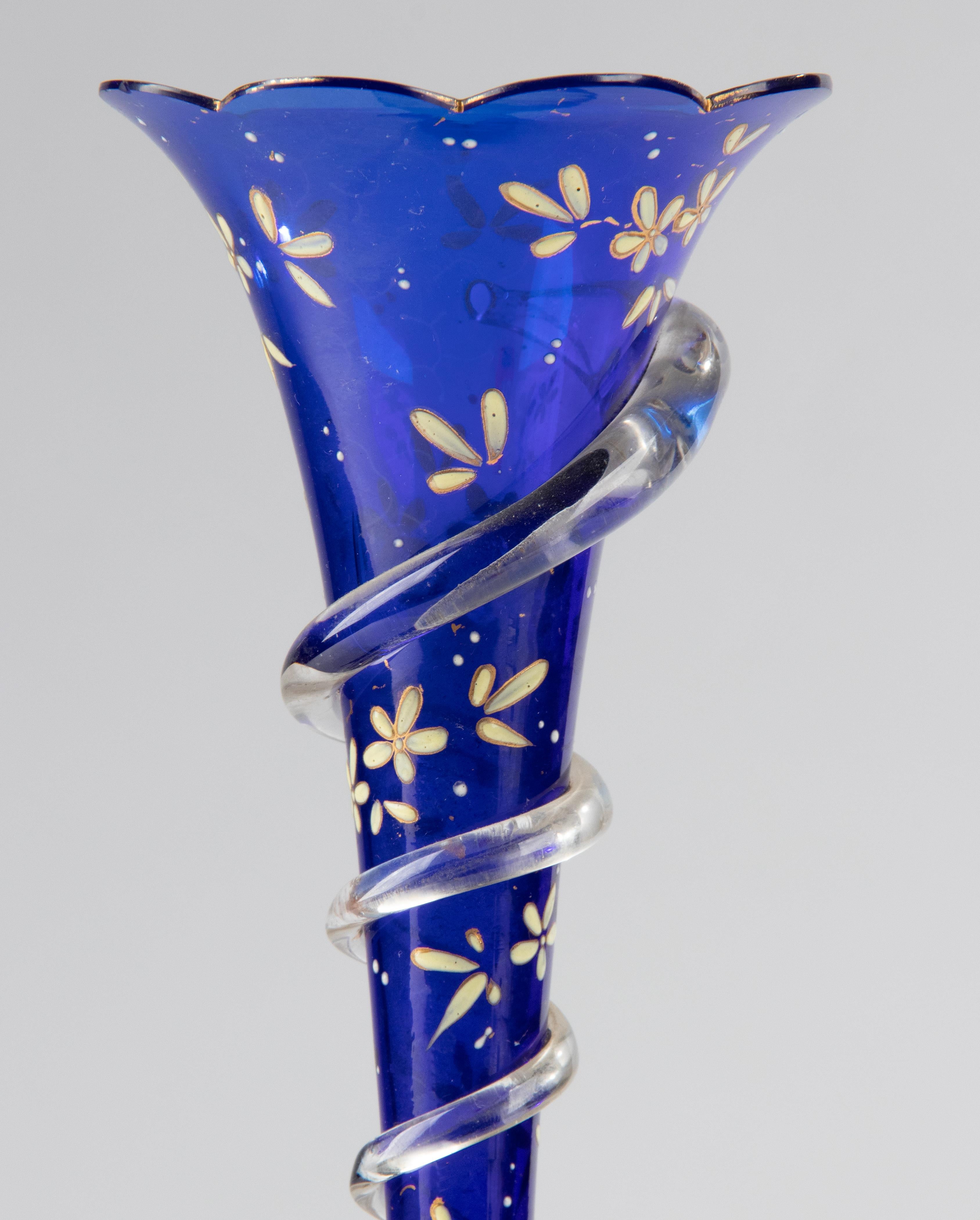 Fait main Vase en verre peint du 19ème siècle sur pied en marbre en vente