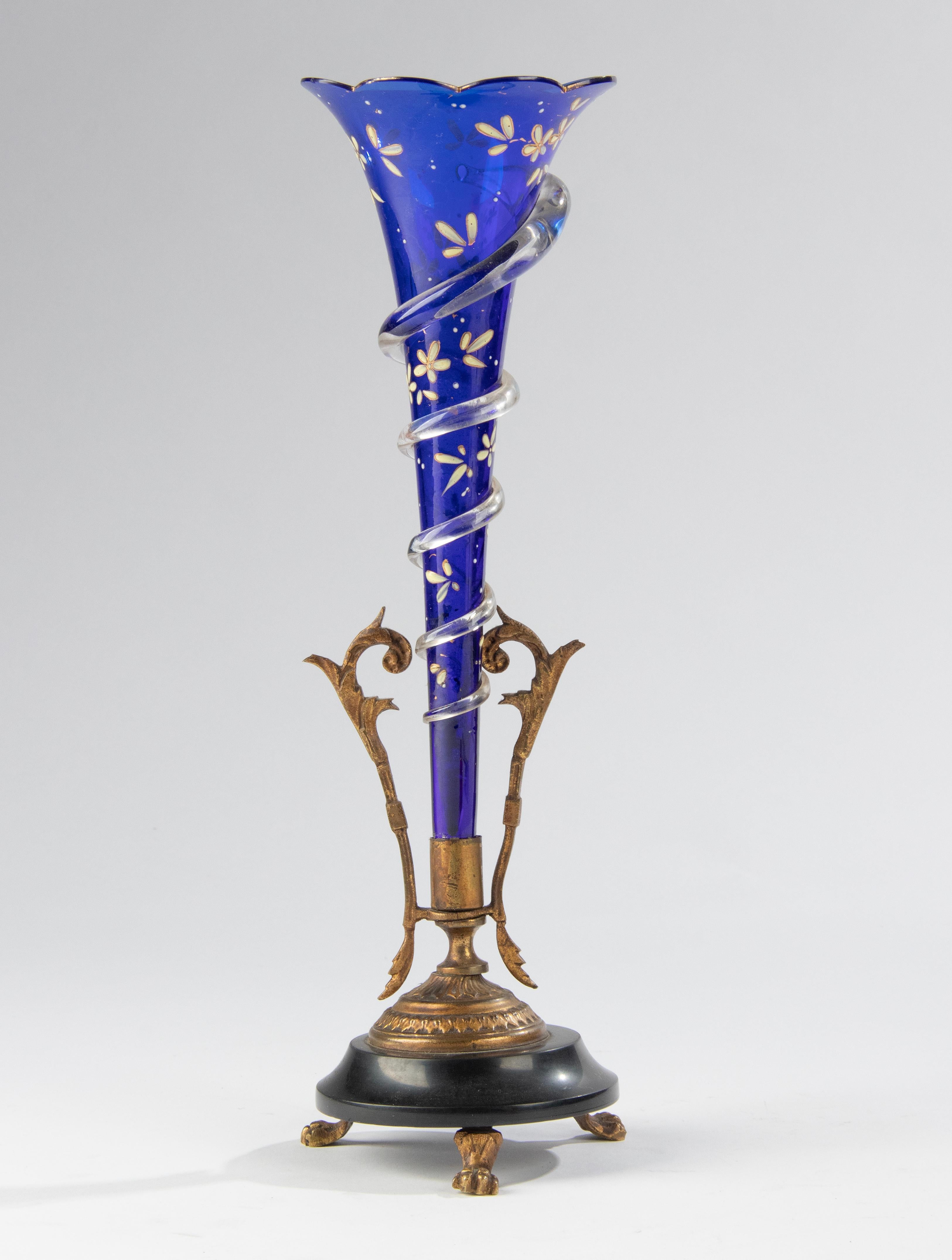 Verre Vase en verre peint du 19ème siècle sur pied en marbre en vente