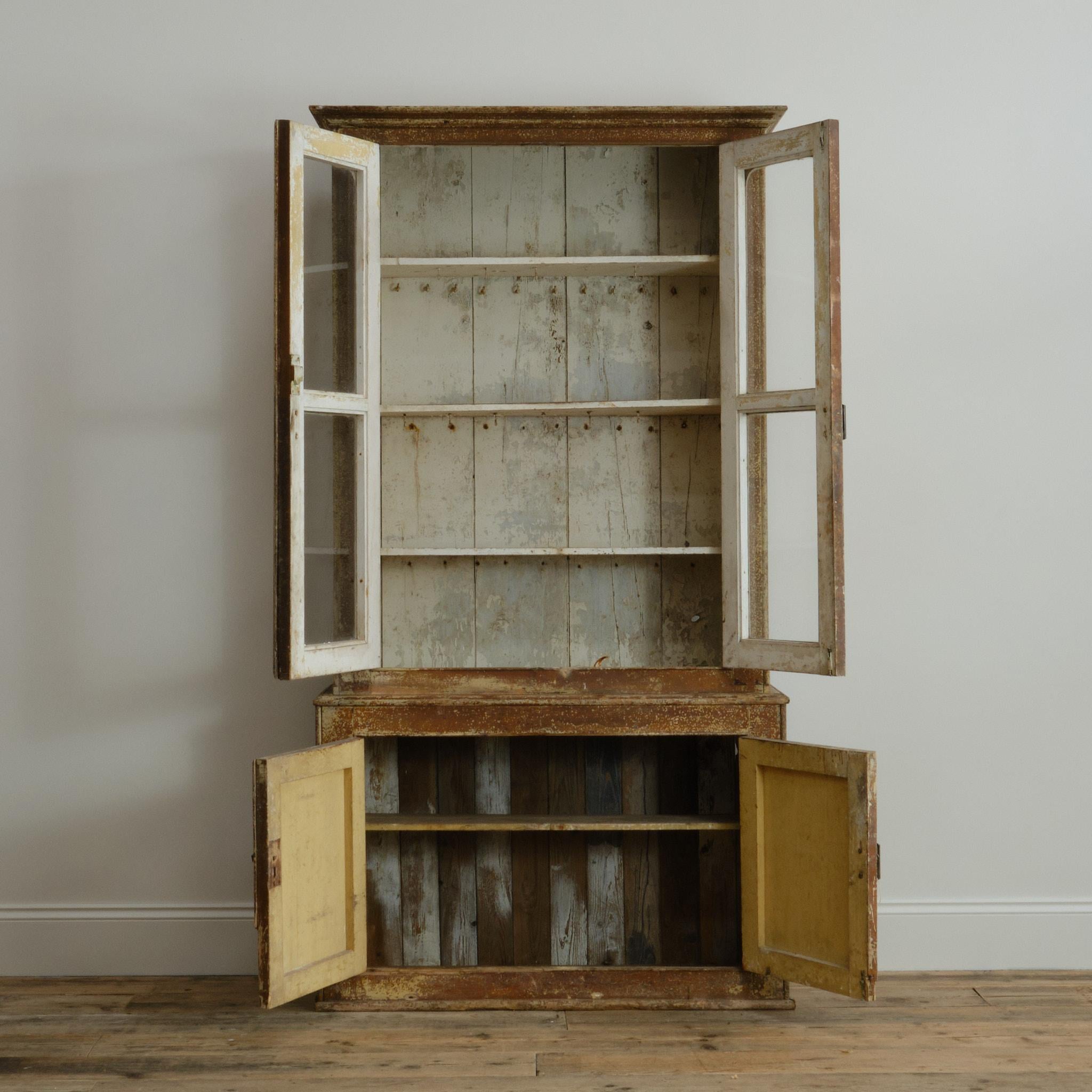 Armoire émaillée du 19ème siècle en peinture Abîmé - En vente à Batley, GB