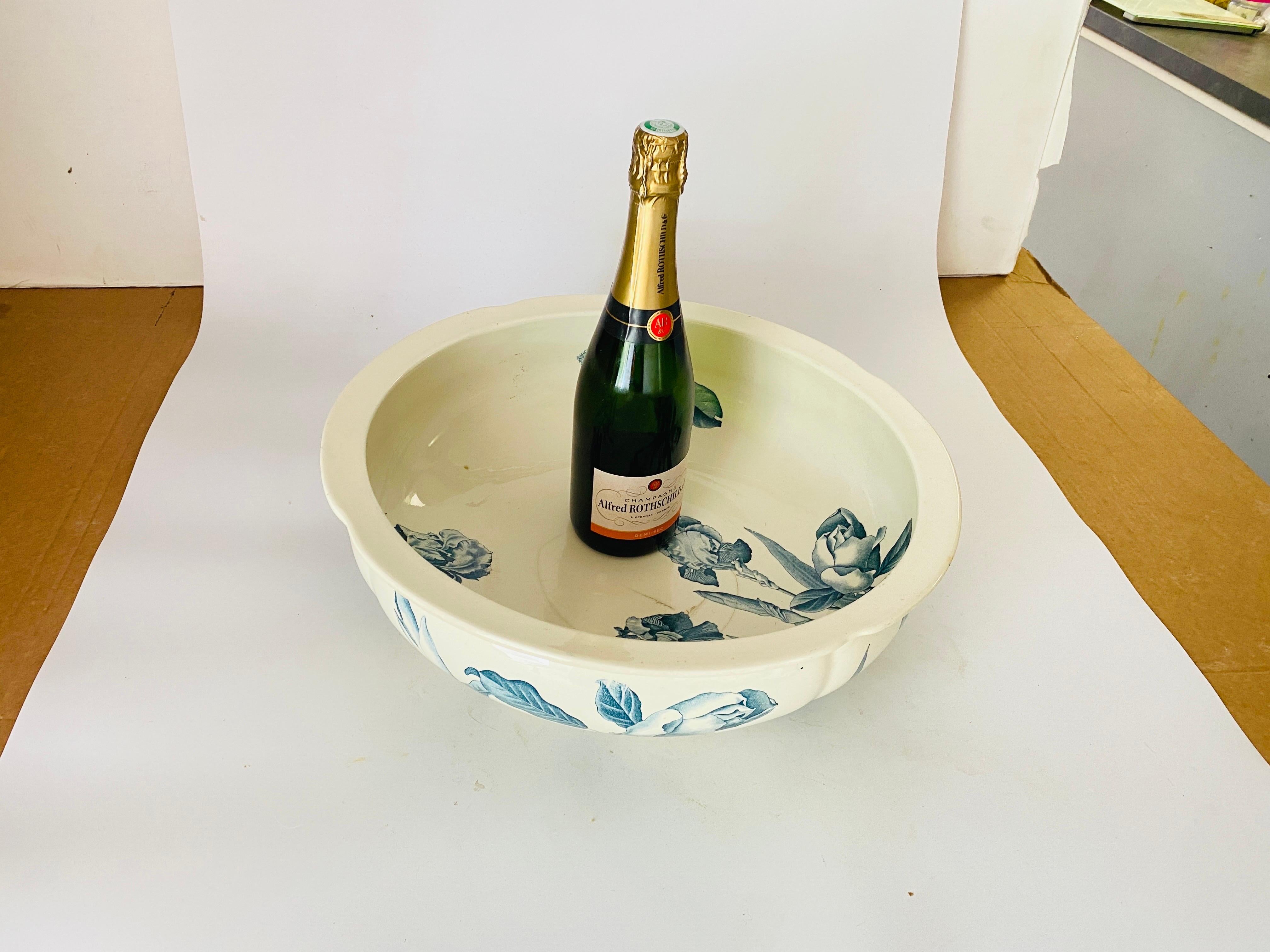 Lavabo grande de cerámica esmaltada del siglo XIX de Magnolia B.F.K. en venta 4