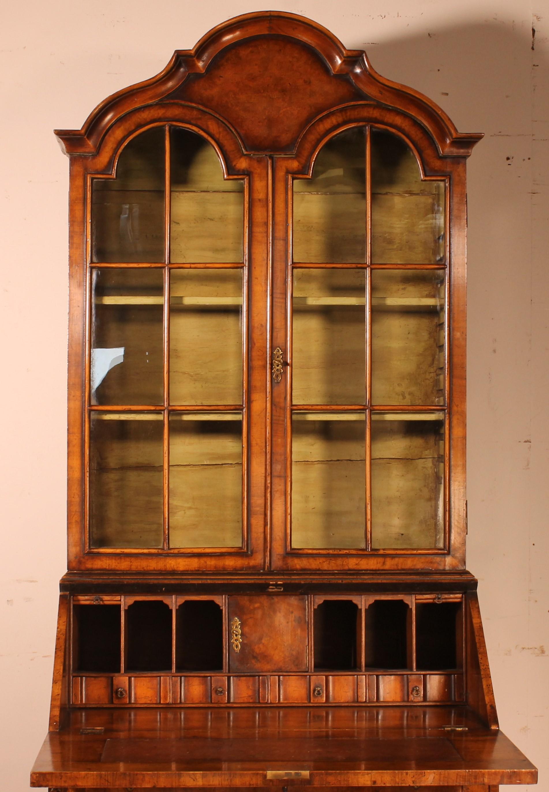 Glazed secretaire bookcase in walnut from the second part of the 19th century of very good quality from England

Very beautiful secretary of small size which is unusual composed of 4 drawers as well as a theater in the lower part and an upper