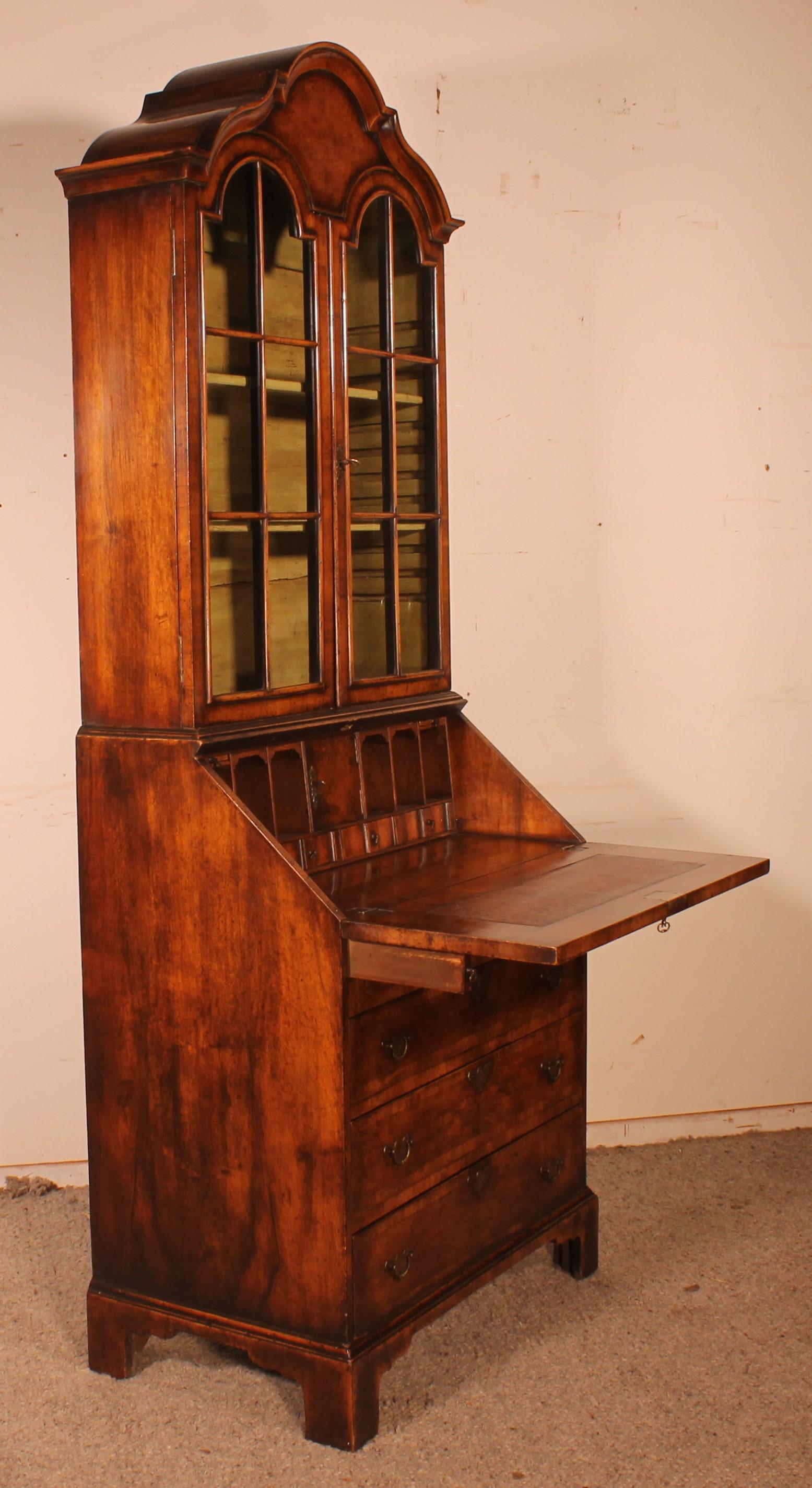 19th Century Glazed Secretaire Bookcase in Walnut, England In Good Condition For Sale In Brussels, Brussels