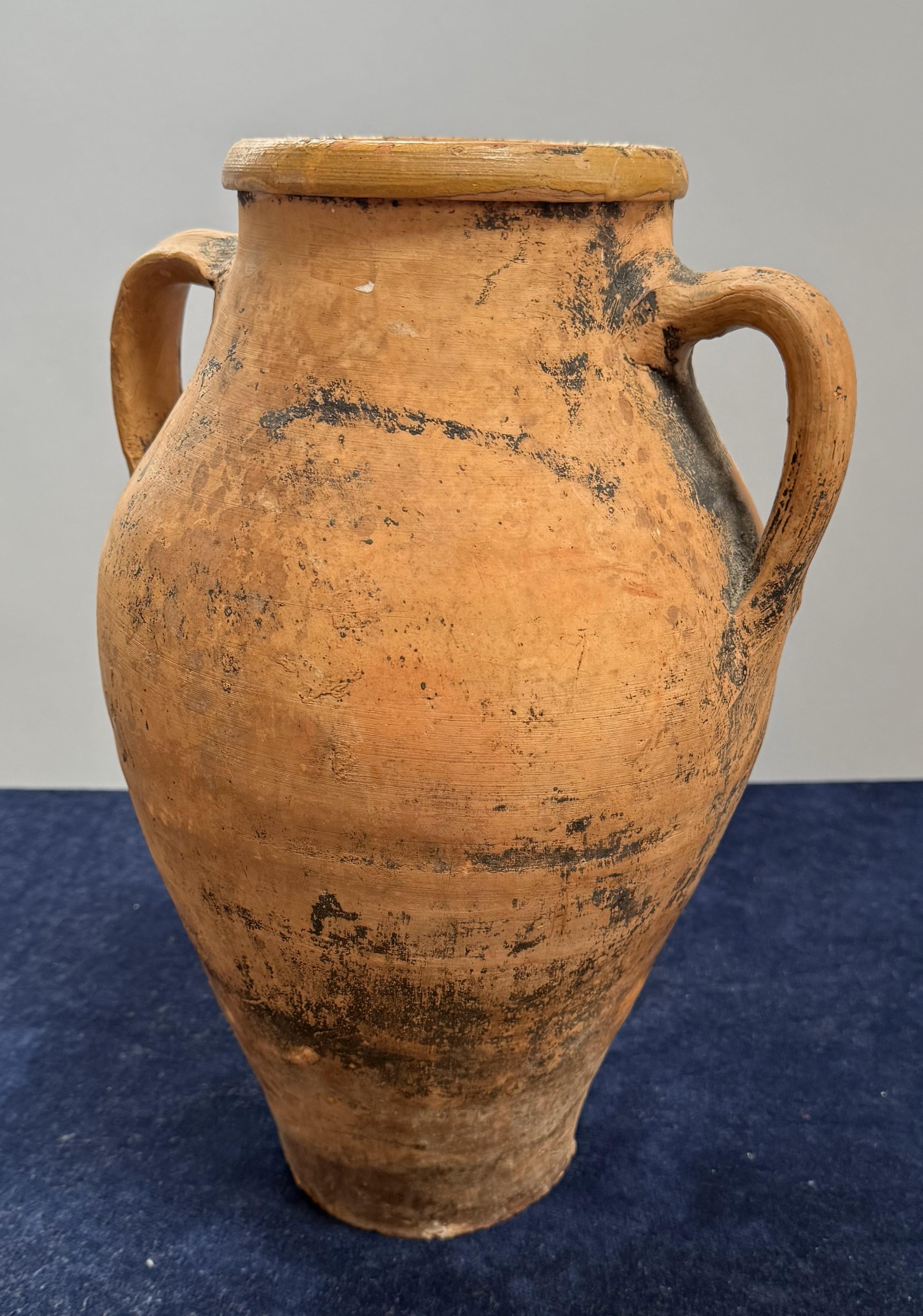 Glasierter Terrakotta-Topf mit zwei Henkeln aus der Türkei, 19. Jahrhundert, um 1880.

Unsere Töpfe sind schöne dekorative Elemente, die jedem Raum Charakter verleihen! Vor allem, wenn mehrere Größen und Formen gruppiert werden. Ein wunderbares