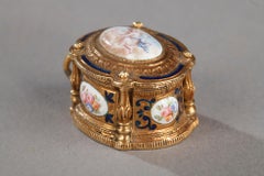 Ciondolo a scatola in oro e smalto del XIX secolo