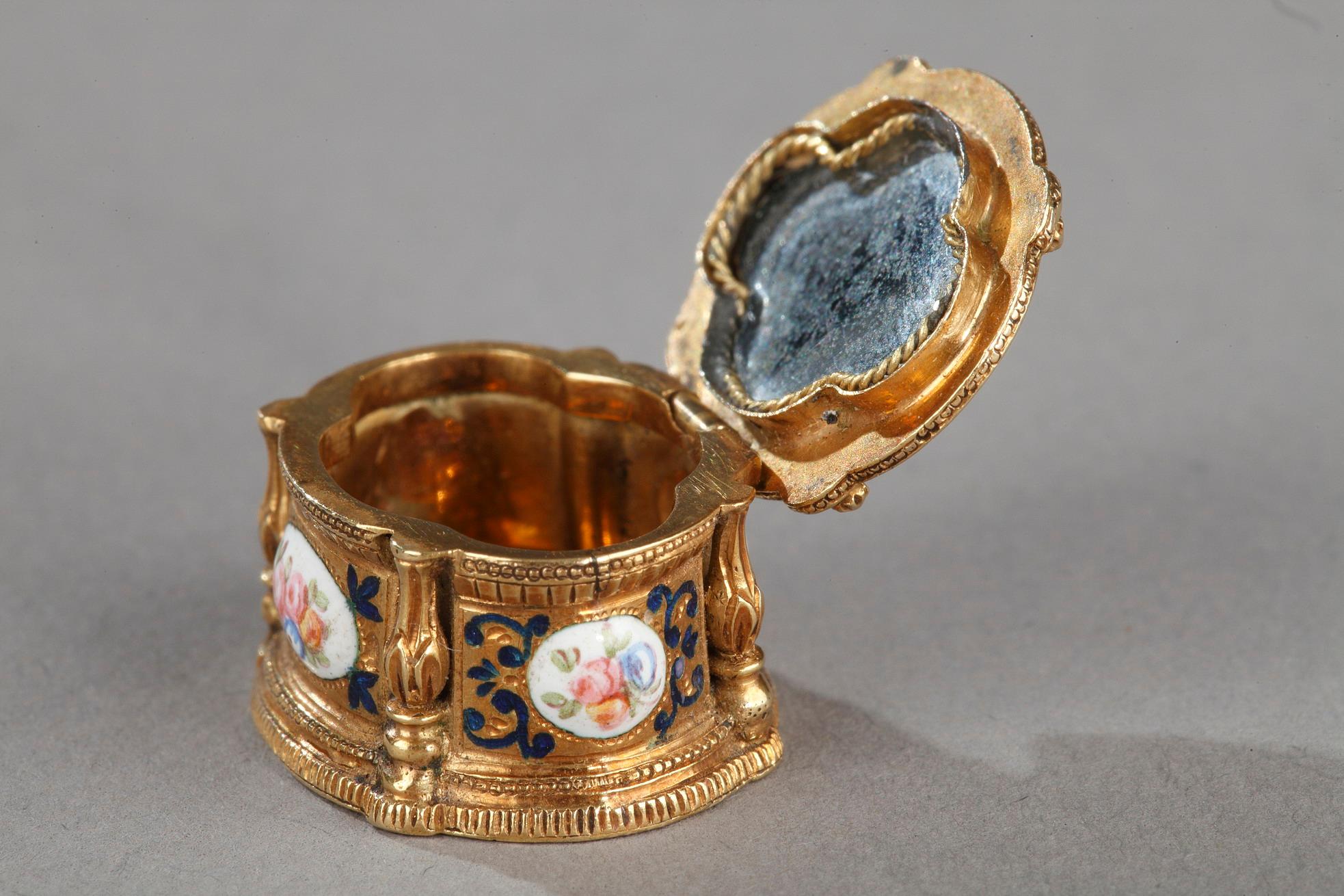 19th Century Gold and Enamel Box Pendant For Sale 3