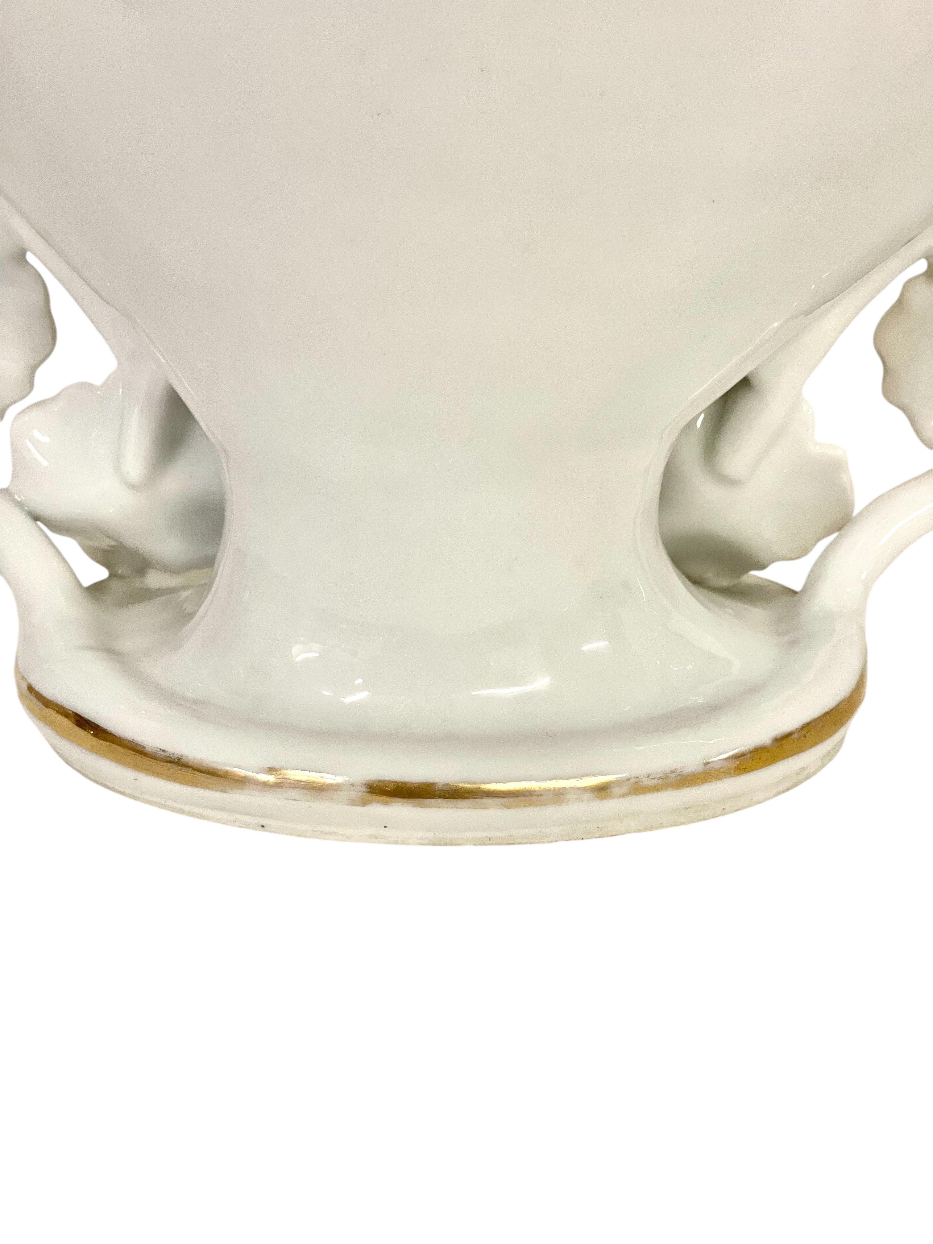 Vaso in porcellana di Parigi del XIX secolo, oro e policromia in vendita 7