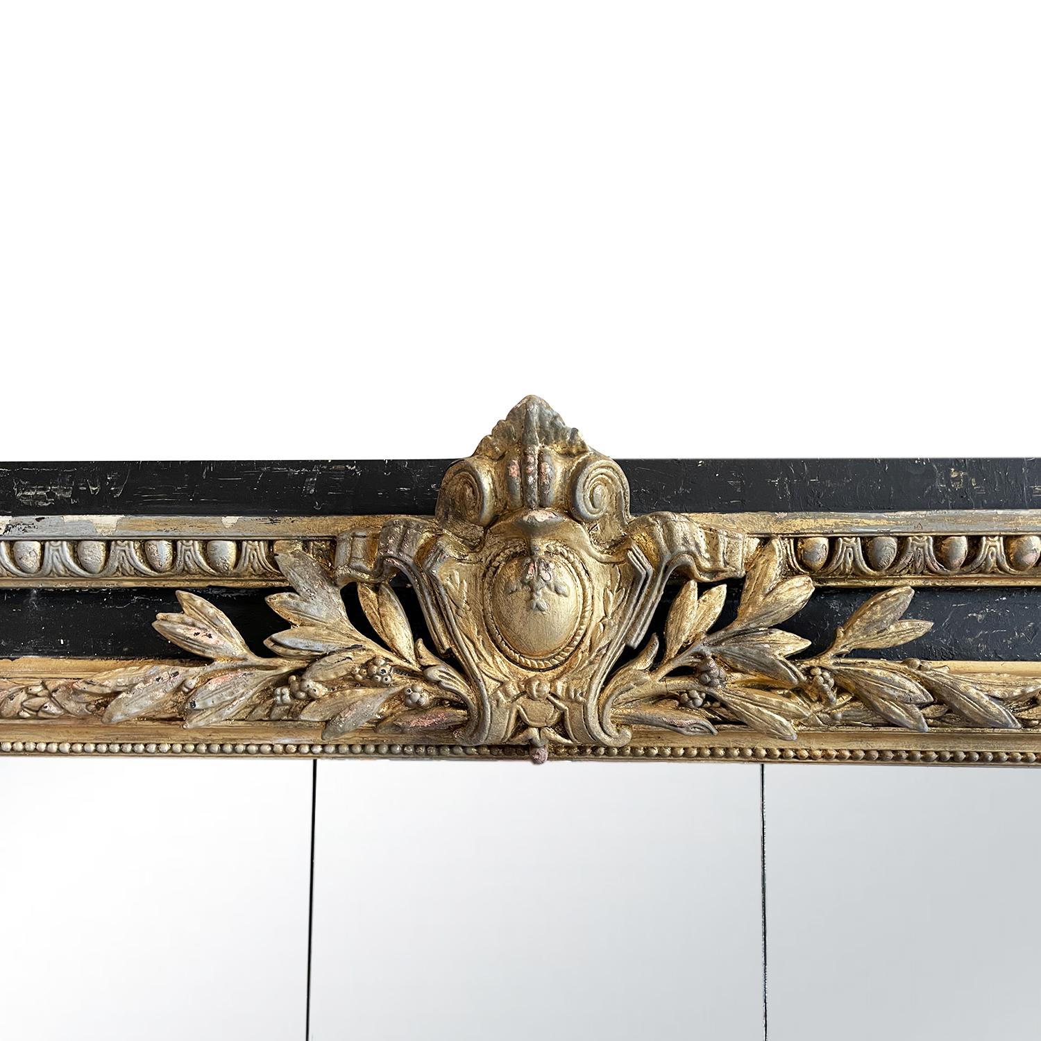 Paire de grands miroirs italiens Condit du XIXe siècle patinés en noir avec des détails de cadre dorés et un bouclier centré avec des décorations de feuilles dans le style néoclassique, en bon état. Les miroirs anciens sont constitués de leur glace