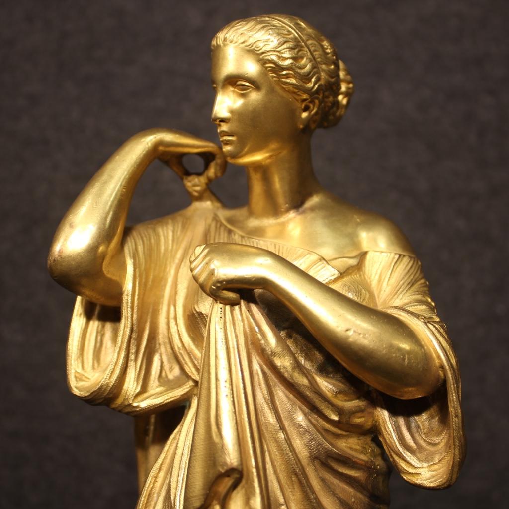 French sculpture from the late 19th century. Finely chiseled and gilded bronze object in a single block depicting a young girl in Neoclassical style. Base adorned with a brass ferrule, not original, added during the 20th century (see photo). Vestal