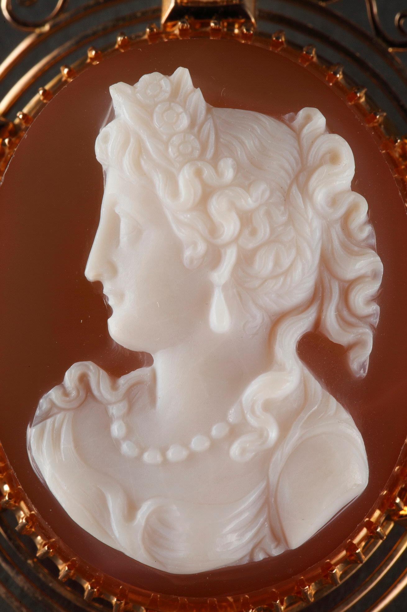 Goldbrosche des 19. Jahrhunderts, Anhänger mit Kamee aus rosa Achat (Napoleon III.) im Angebot