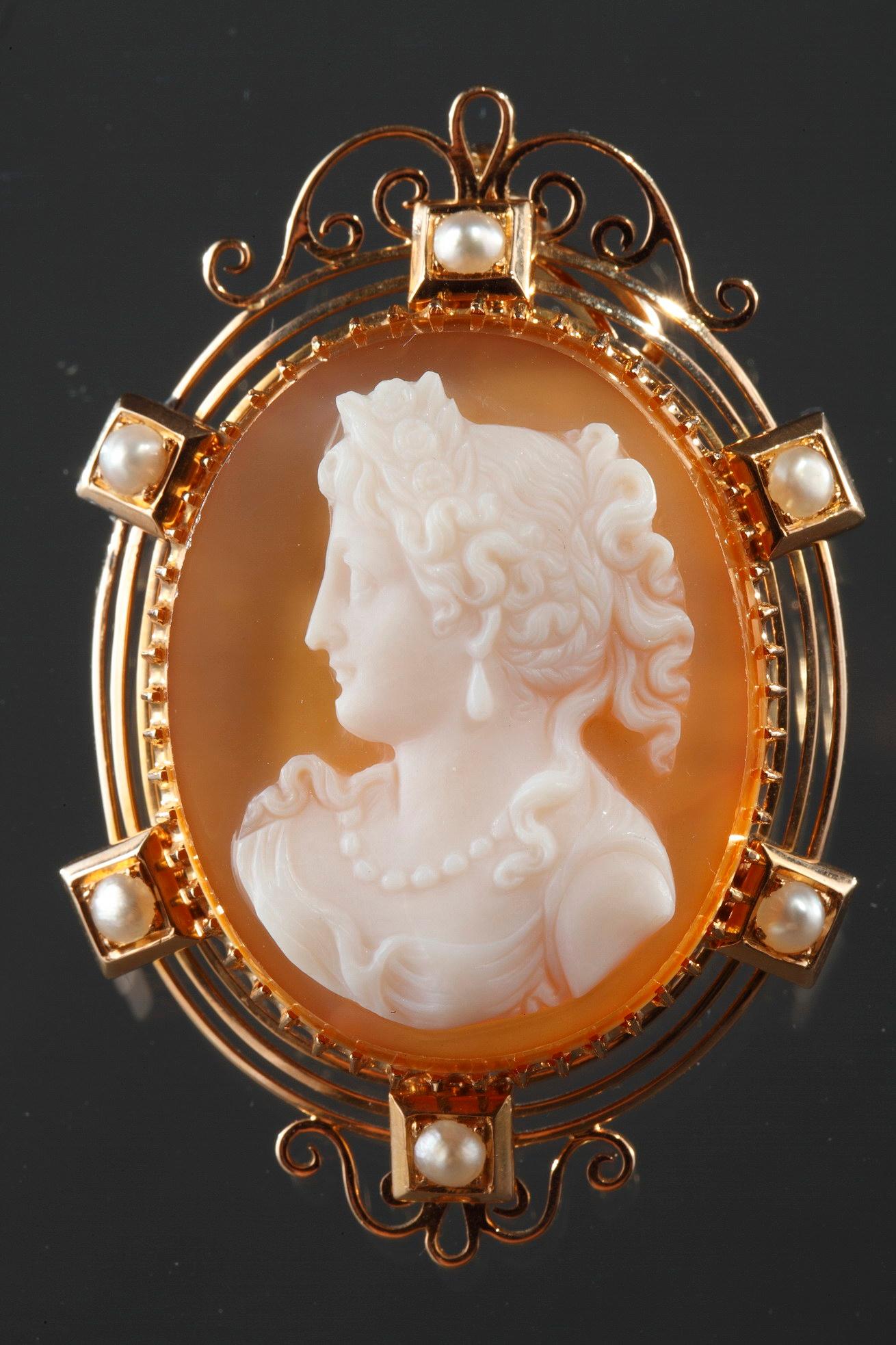 agate cameo pendant