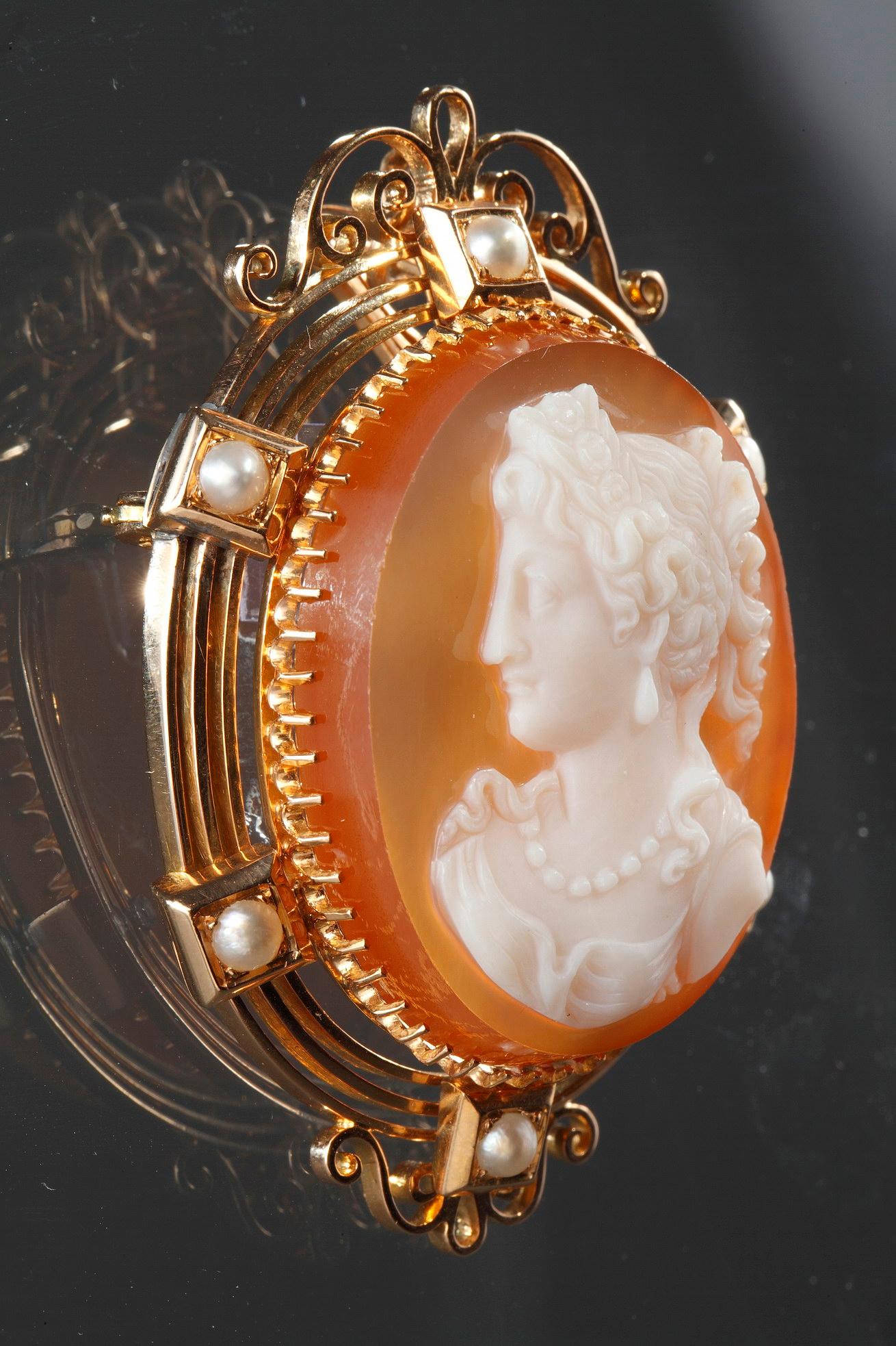 19th Century Gold Brooch, Pendant with Pink Agate Cameo In Good Condition For Sale In Paris, FR