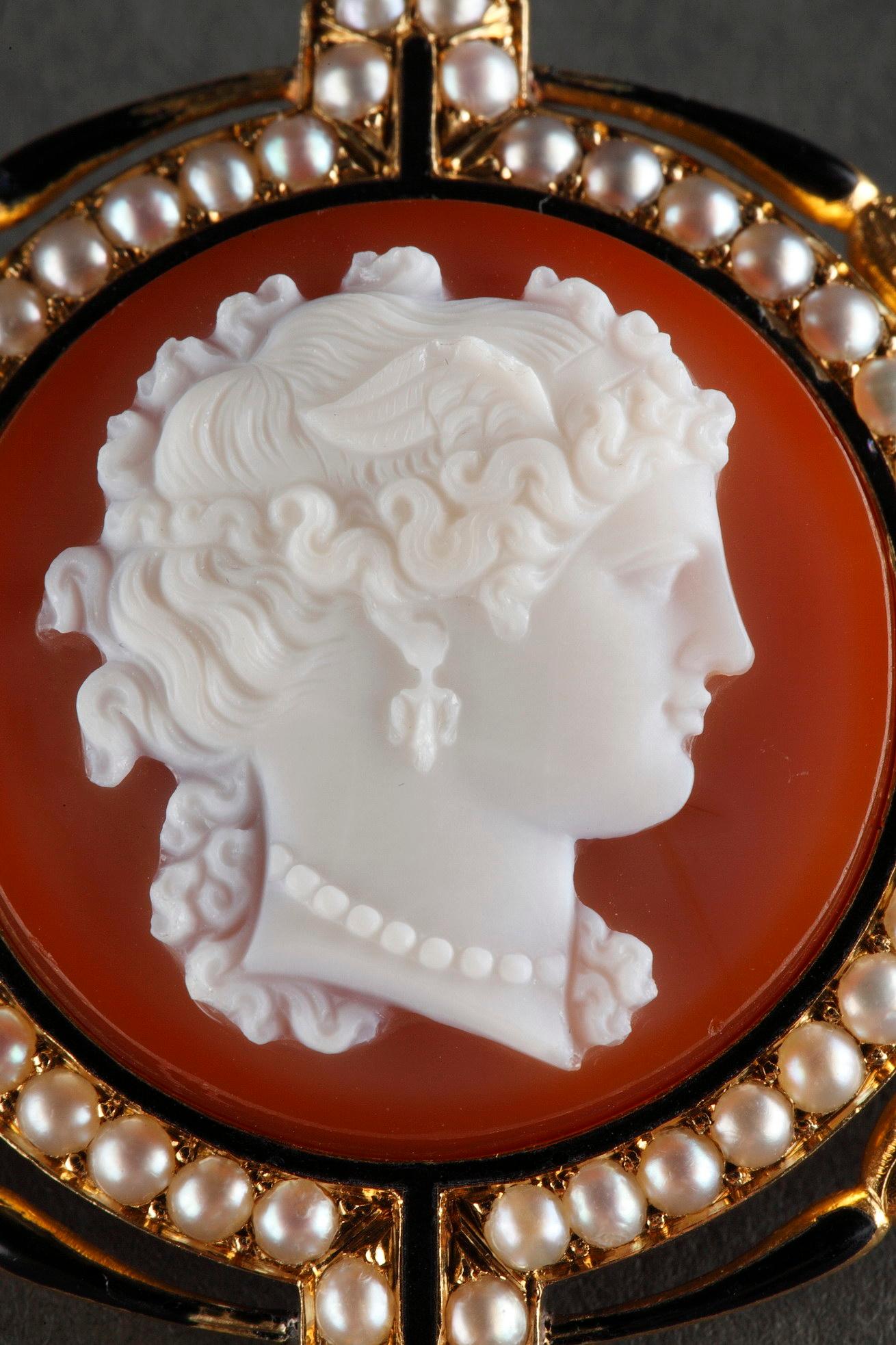 19th Century Gold Cameo Brooch For Sale 1