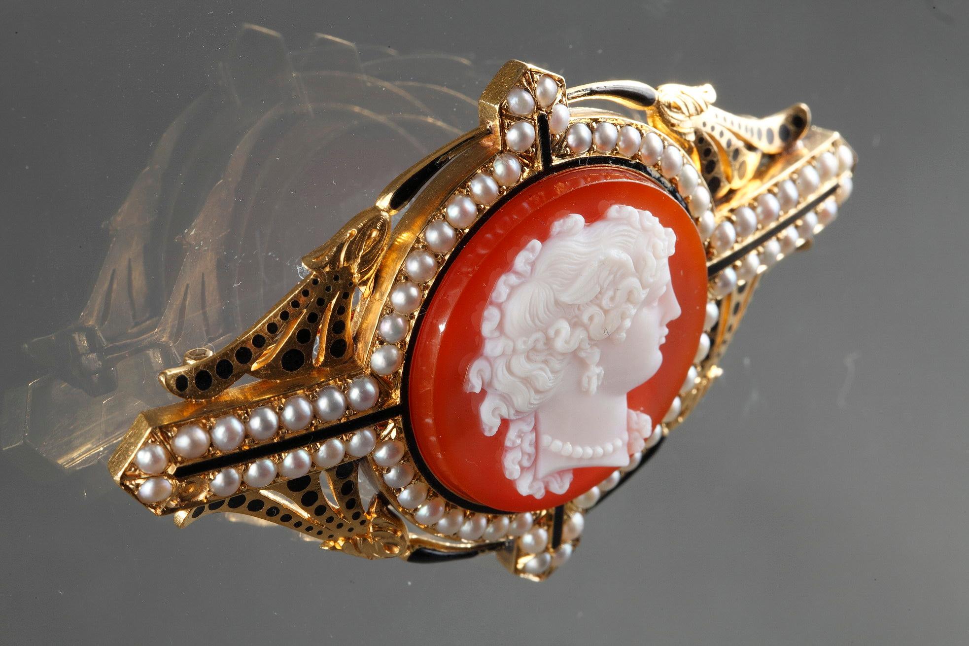 19th Century Gold Cameo Brooch For Sale 7