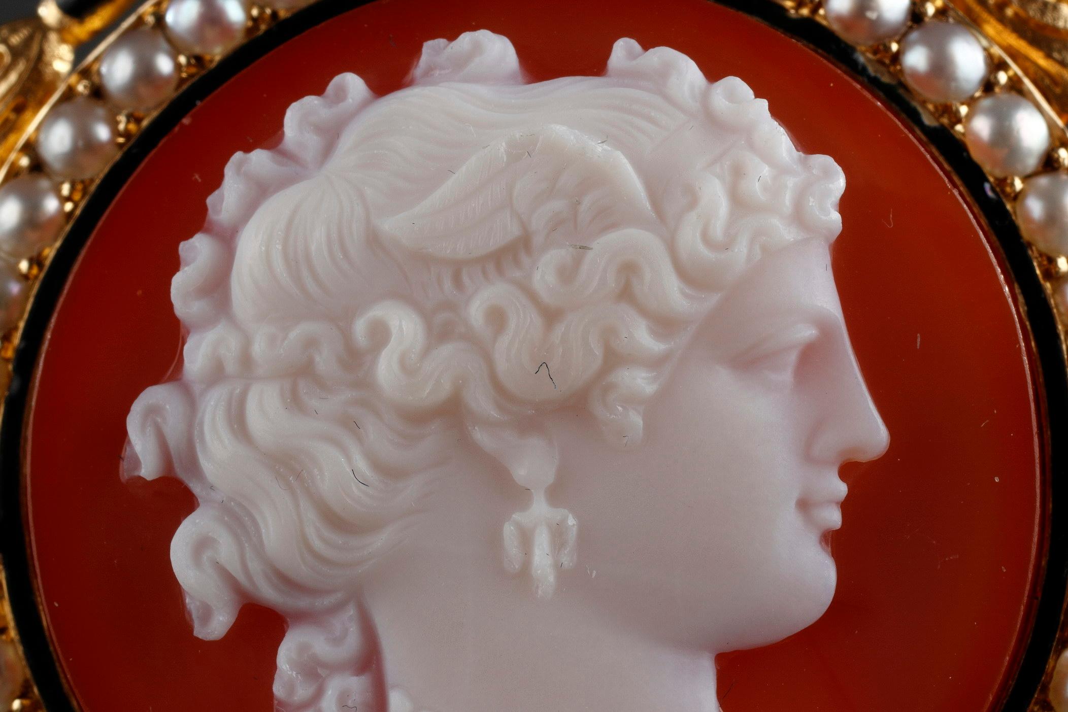 Neoclassical 19th Century Gold Cameo Brooch For Sale