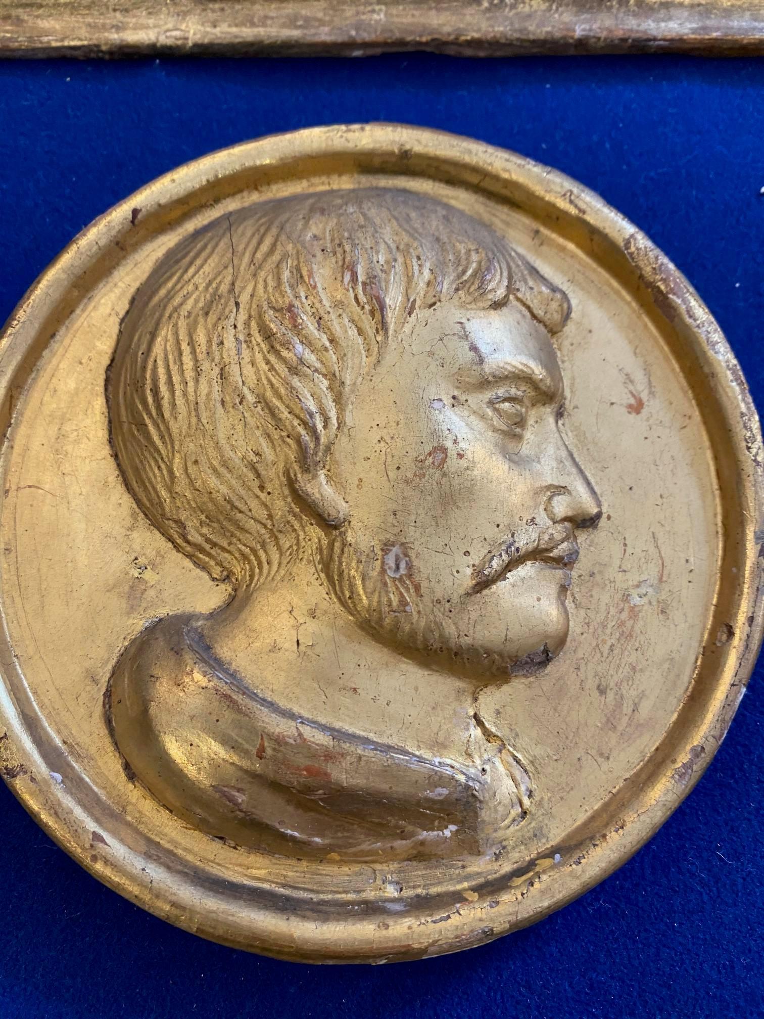 19th Century Gold Framed Gilded Wood Male Profile Medallion In Good Condition In Catania, Sicilia
