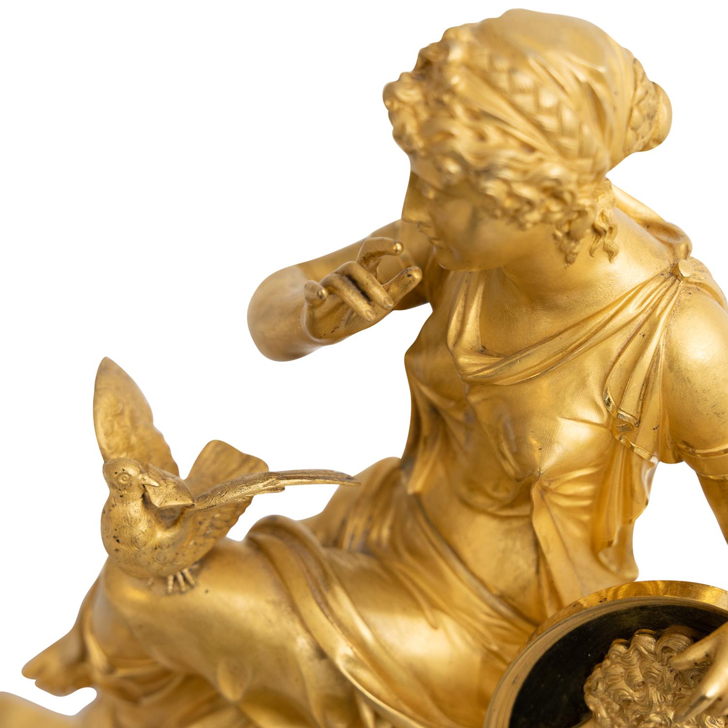 Gold Französische Empire-Tischuhr aus vergoldeter Bronze des 19. Jahrhunderts, antike Pendelleuchte im Angebot 3