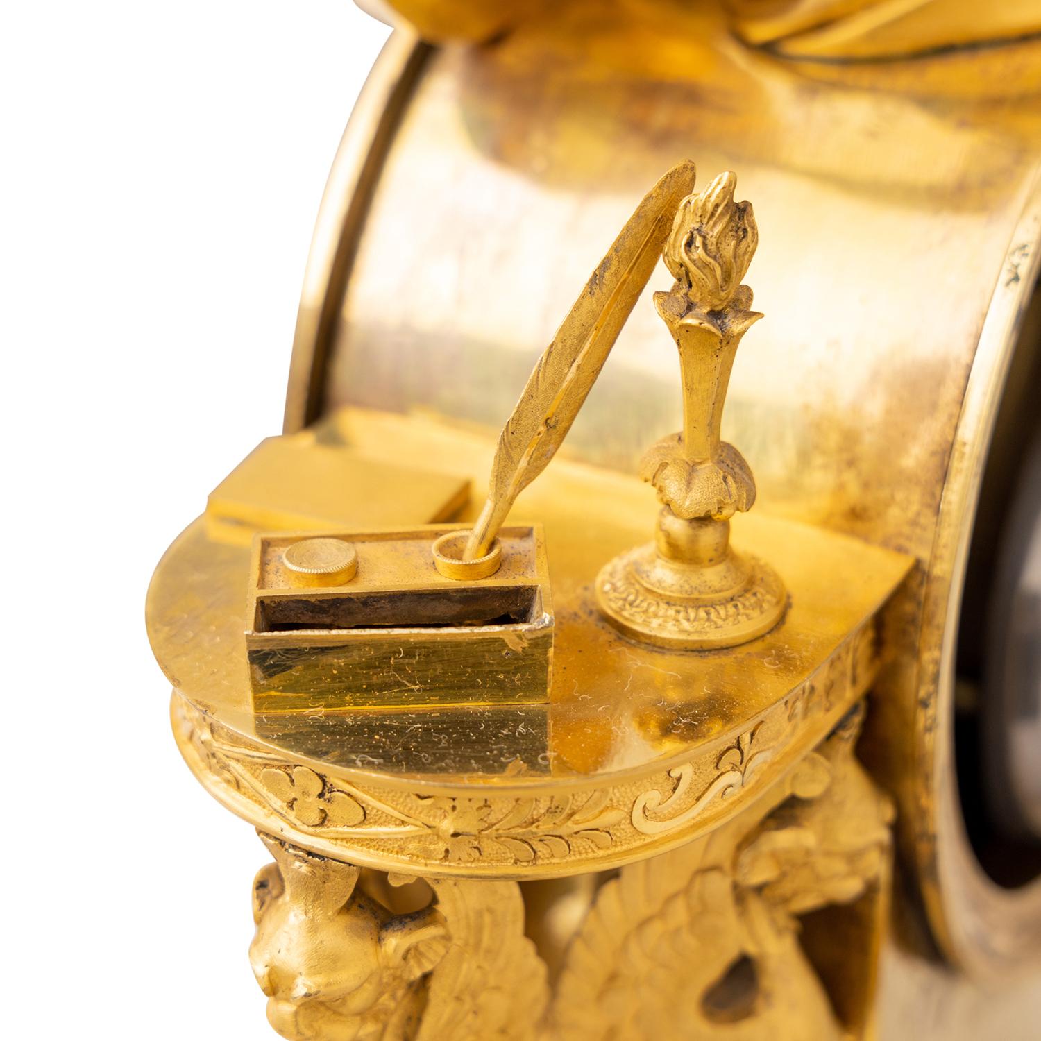 Pendule de table Empire française du 19ème siècle en or et bronze doré, ancienne pendule en vente 3