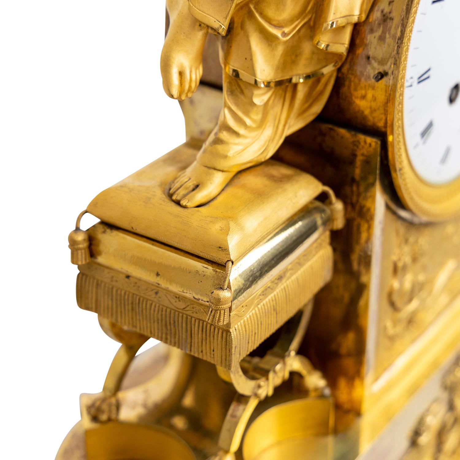 Pendule de table Empire française du 19ème siècle en or et bronze doré, ancienne pendule Bon état - En vente à West Palm Beach, FL