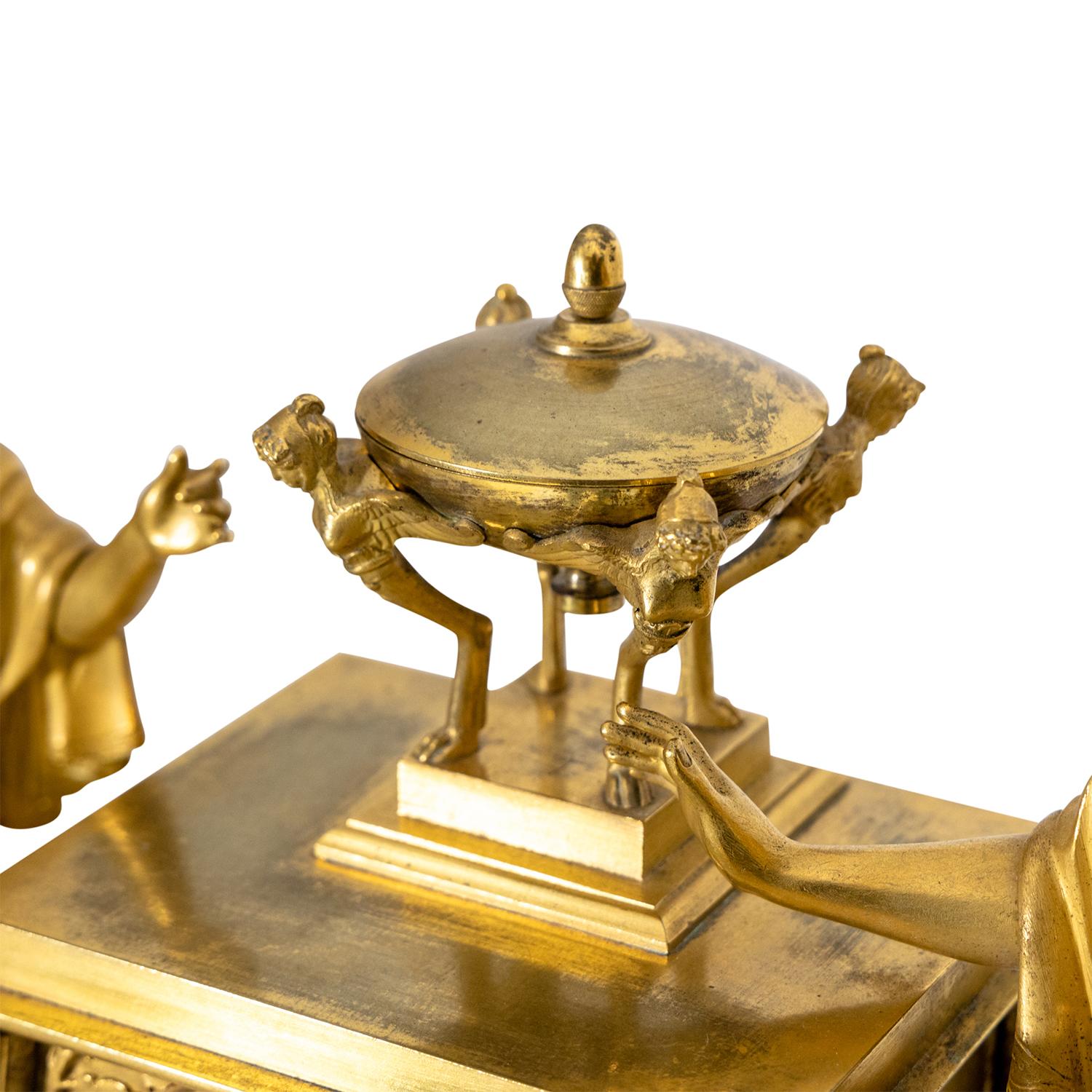 XIXe siècle Horloge de table en bronze doré Empire français du 19e siècle - Pendule ancienne en vente