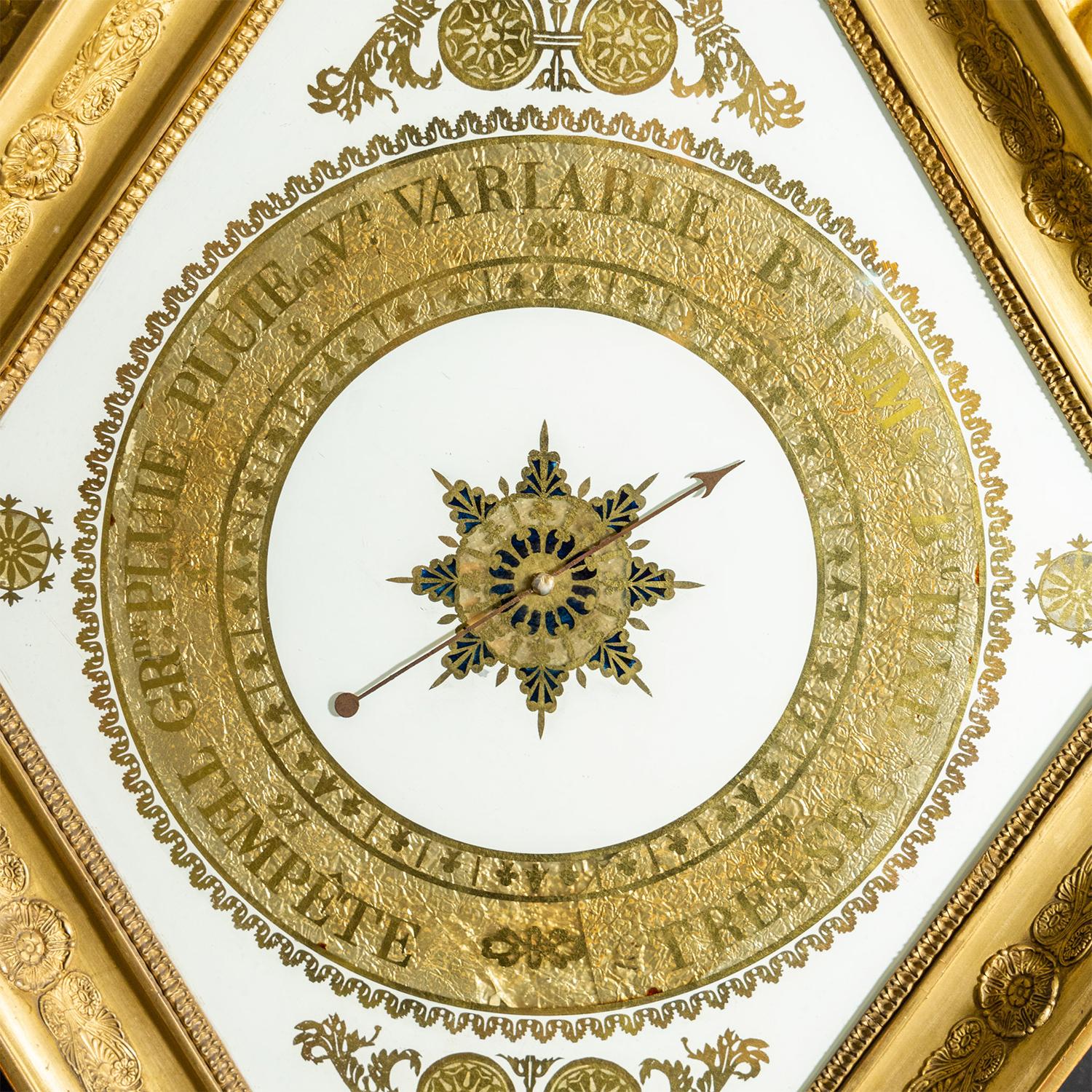 Sculpté à la main Baromètre Empire français en or du 19e siècle, hexagonal en bois doré Verre Églomisé en vente
