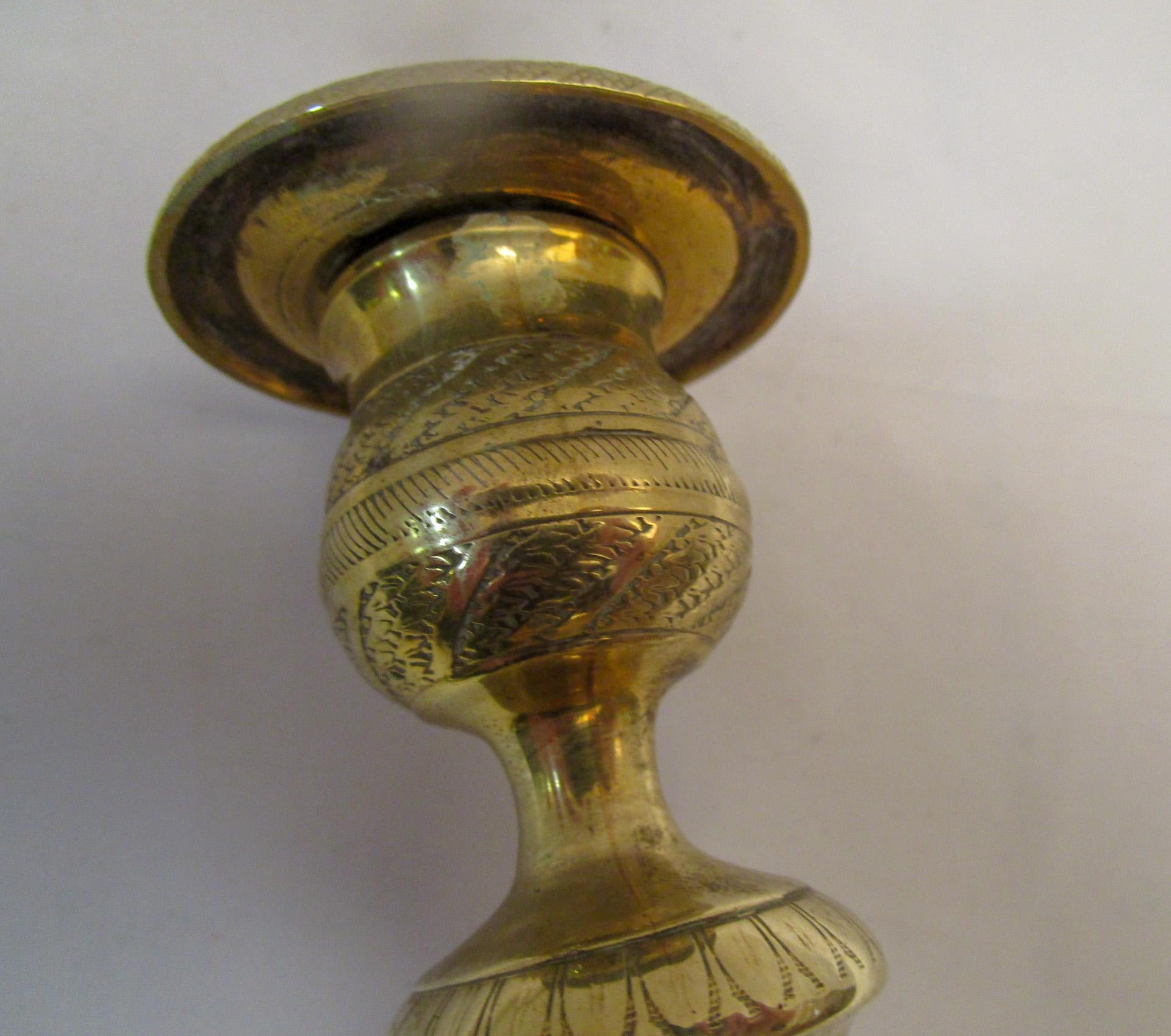 19. Jahrhundert Gold Französisch Empire Paar geprägte Messing Kerzenständer im Angebot 4