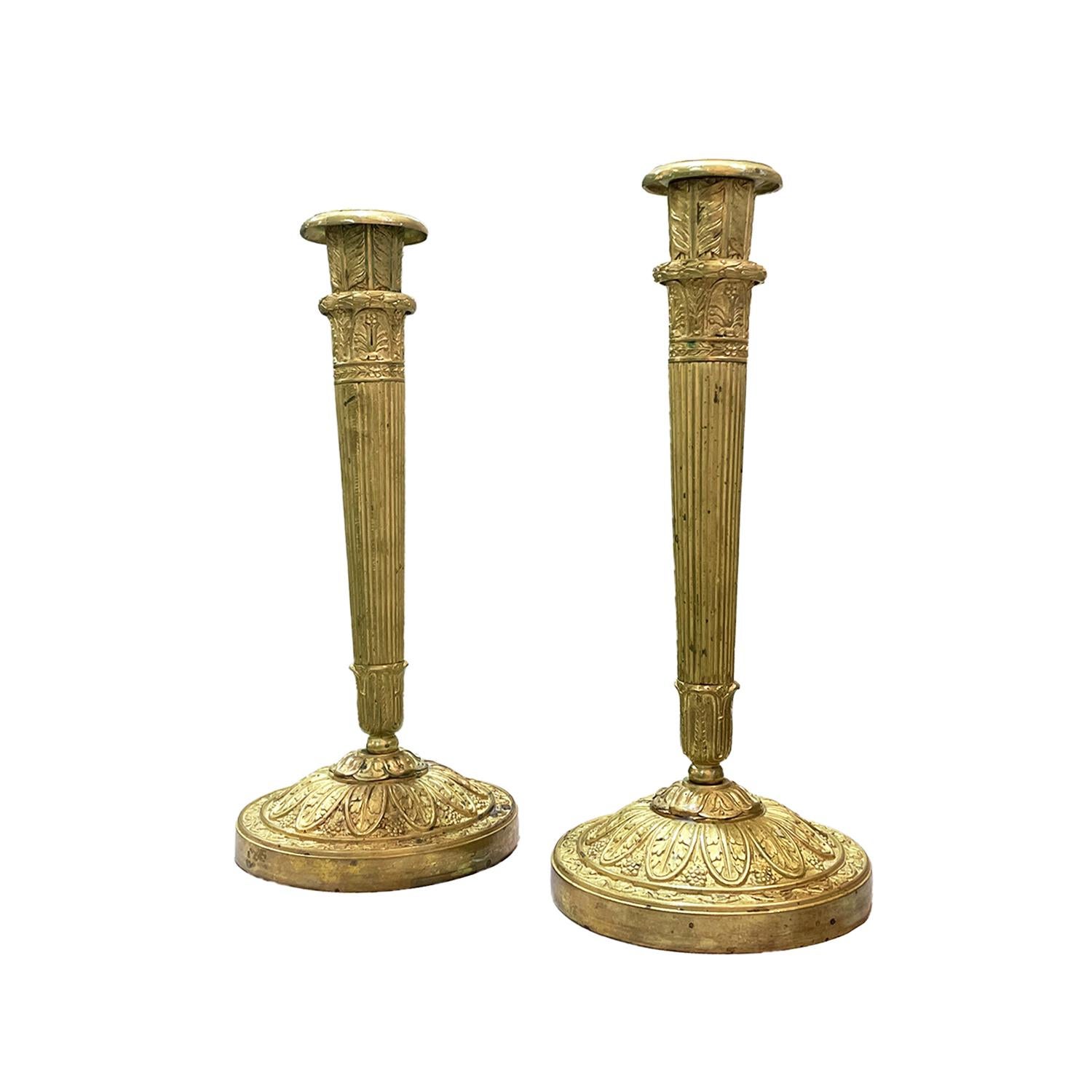 Français Paire de bougeoirs Empire français en or du 19ème siècle en bronze doré, bâtons en vente
