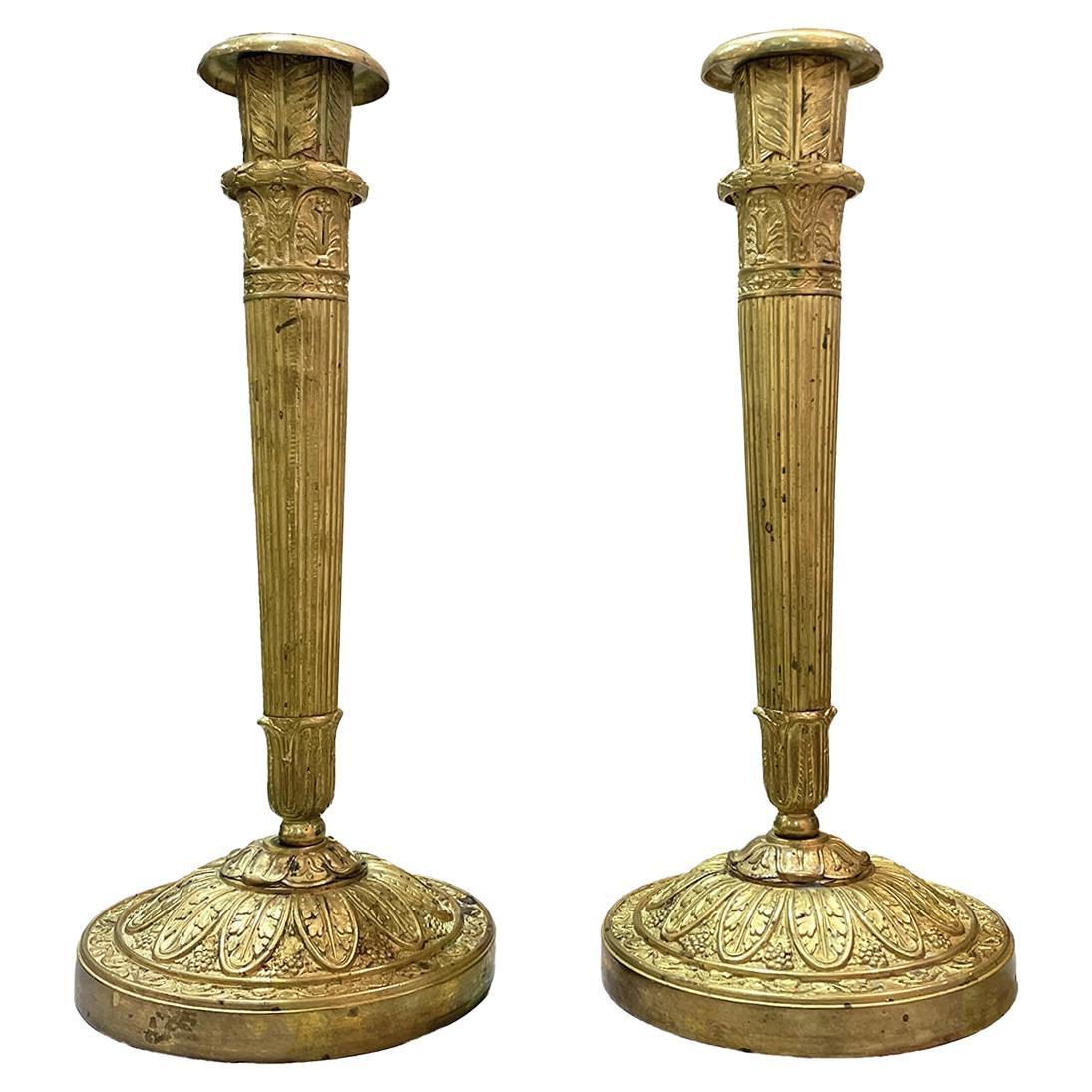 Paire de bougeoirs Empire français en or du 19ème siècle en bronze doré, bâtons en vente