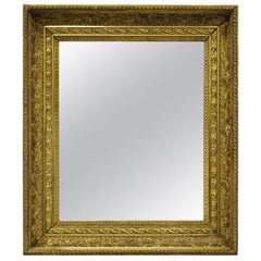 Miroir mural à encadrement en bois doré et gesso du 19e siècle avec motif de feuillage "a".