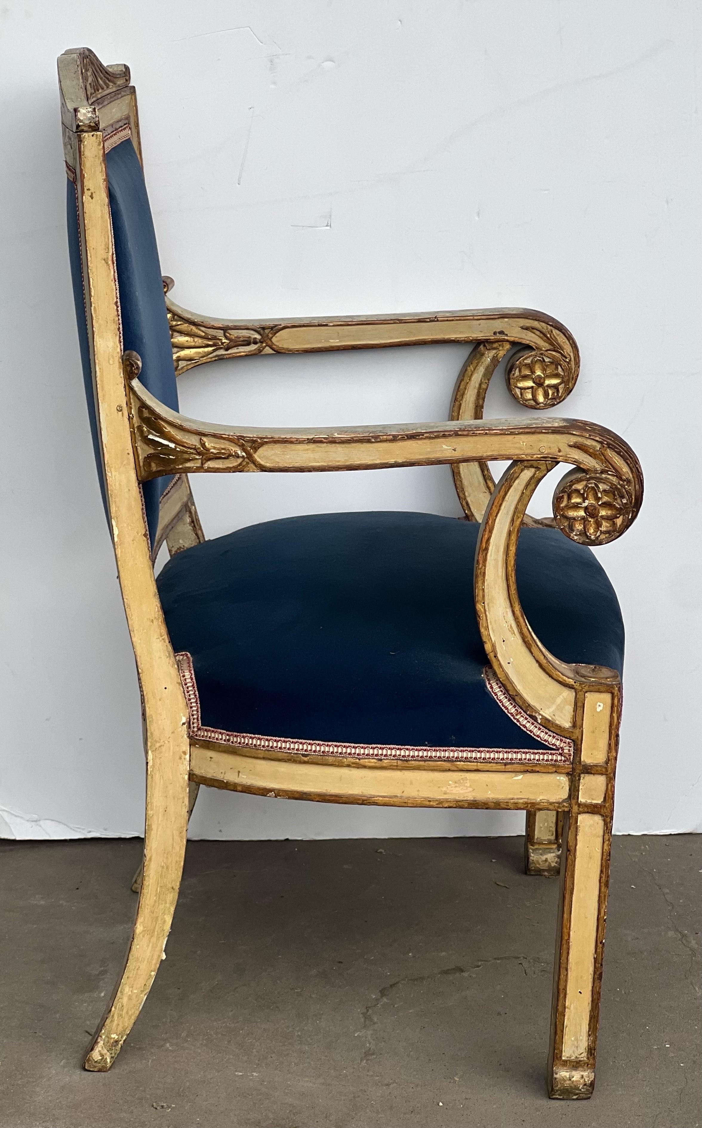 Gold vergoldeter und bemalter Empire-Sessel aus dem 19. Jahrhundert (Europäisch) im Angebot