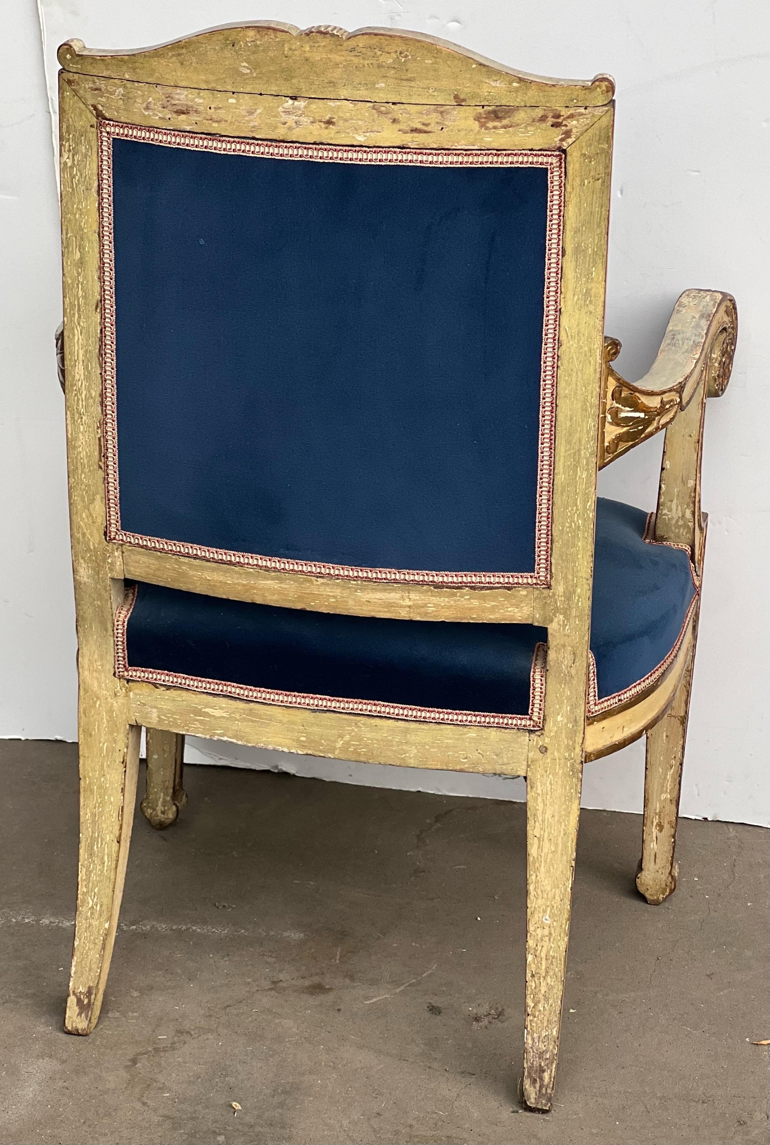 Gold vergoldeter und bemalter Empire-Sessel aus dem 19. Jahrhundert (Handgefertigt) im Angebot