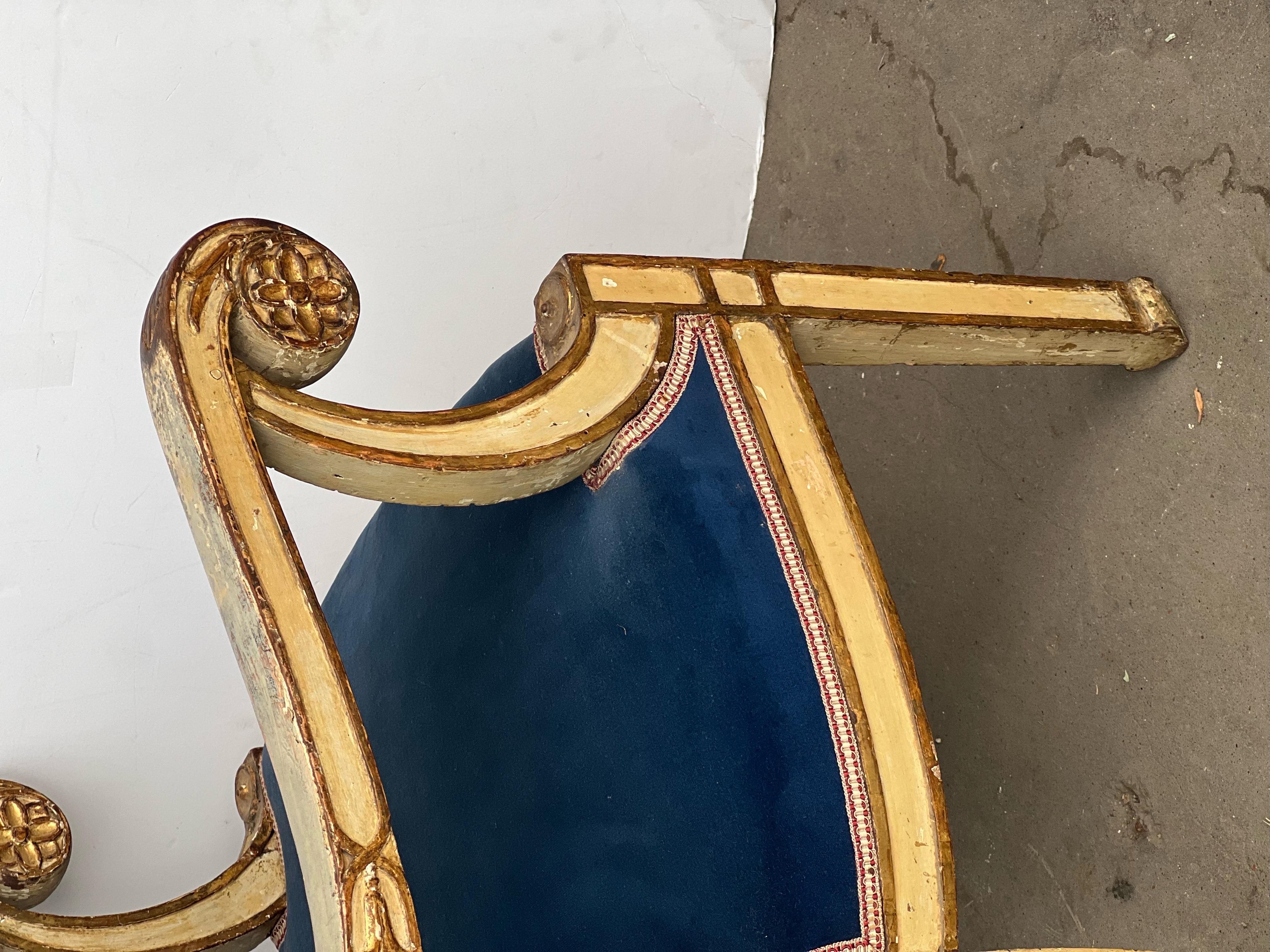 Gold vergoldeter und bemalter Empire-Sessel aus dem 19. Jahrhundert im Zustand „Relativ gut“ im Angebot in San Angelo, TX