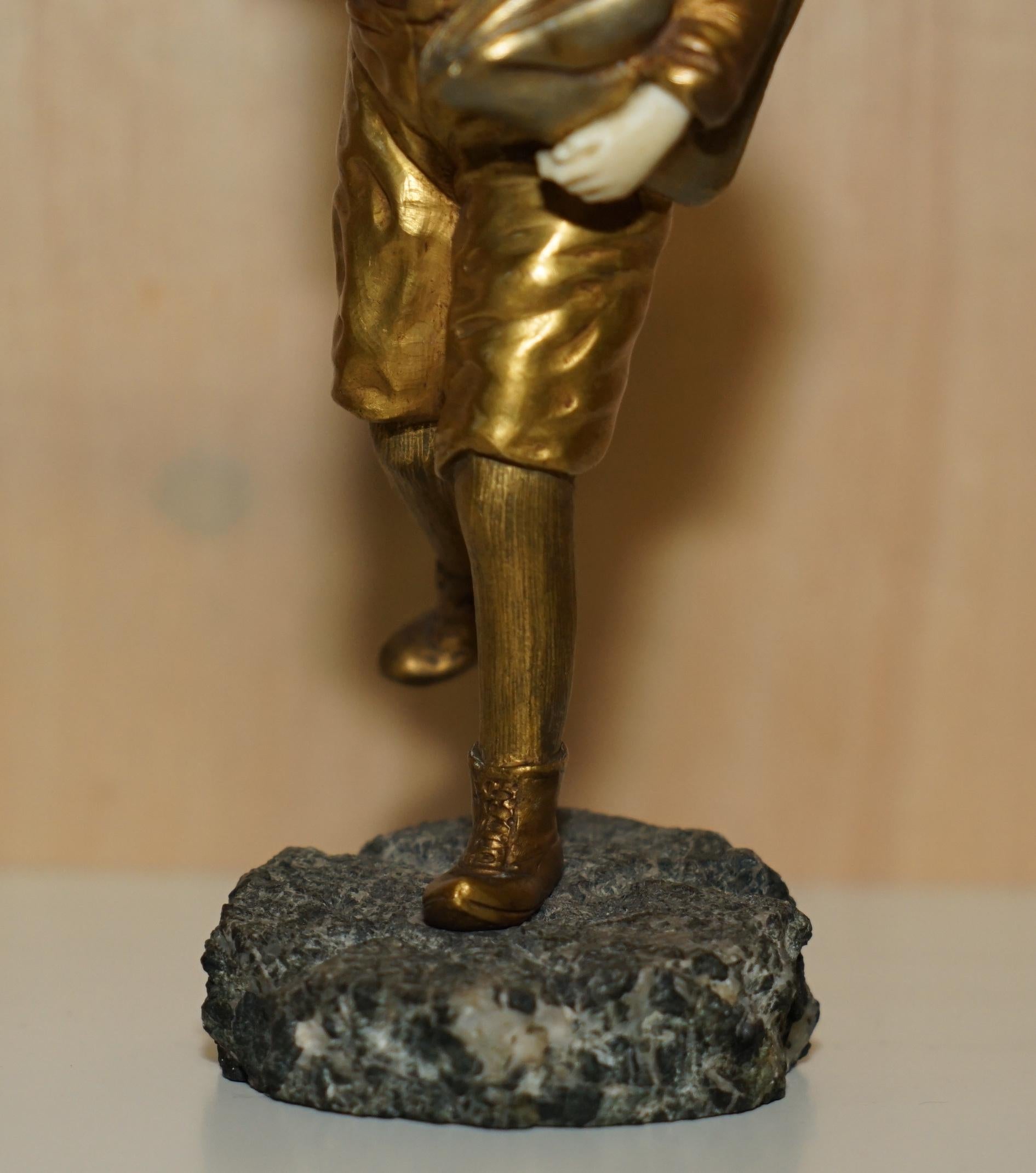 19TH CENTURY GOLD GILT BRONZE DEMETRE H CHIPARUS SiGNED NEWSPAPER BOY STATUE In Good Condition For Sale In West Sussex, Pulborough
