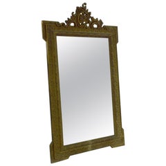 Espejo cuadrado dorado con cresta de gesso del siglo XIX