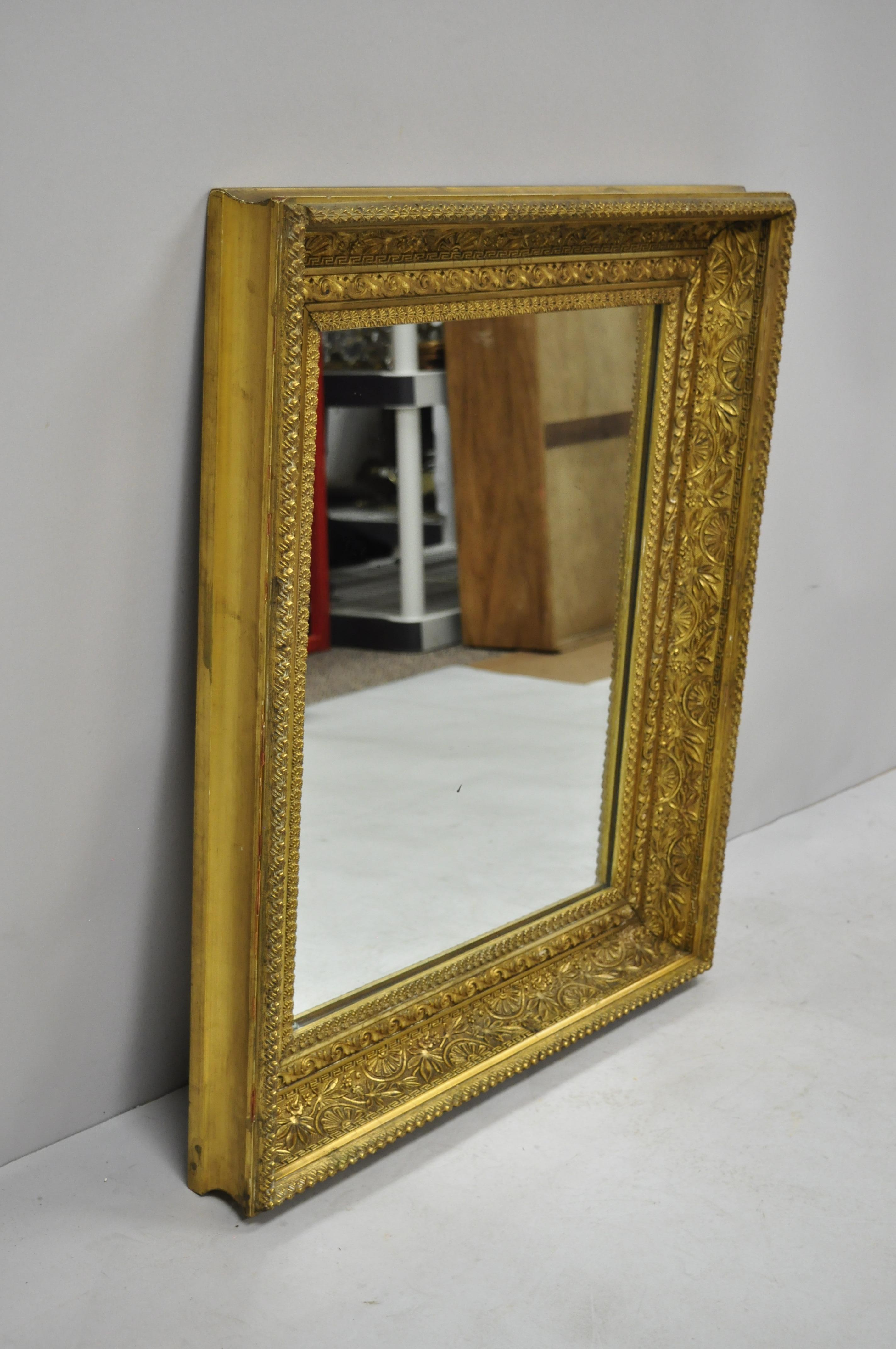 Miroir mural à encadrement en bois doré et gesso du 19e siècle avec motif de feuillage 